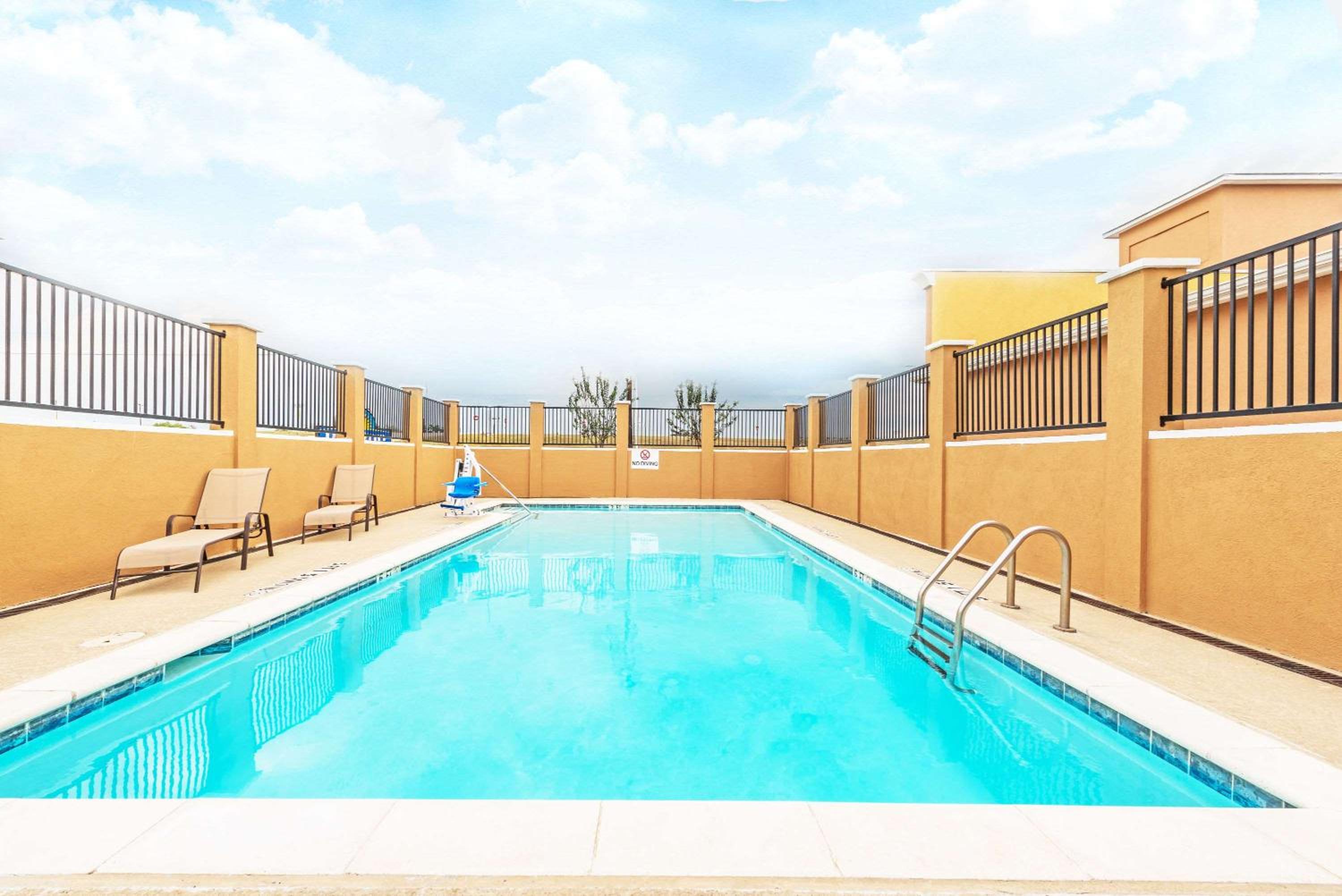 Days Inn by Wyndham Rockdale Texas view 3