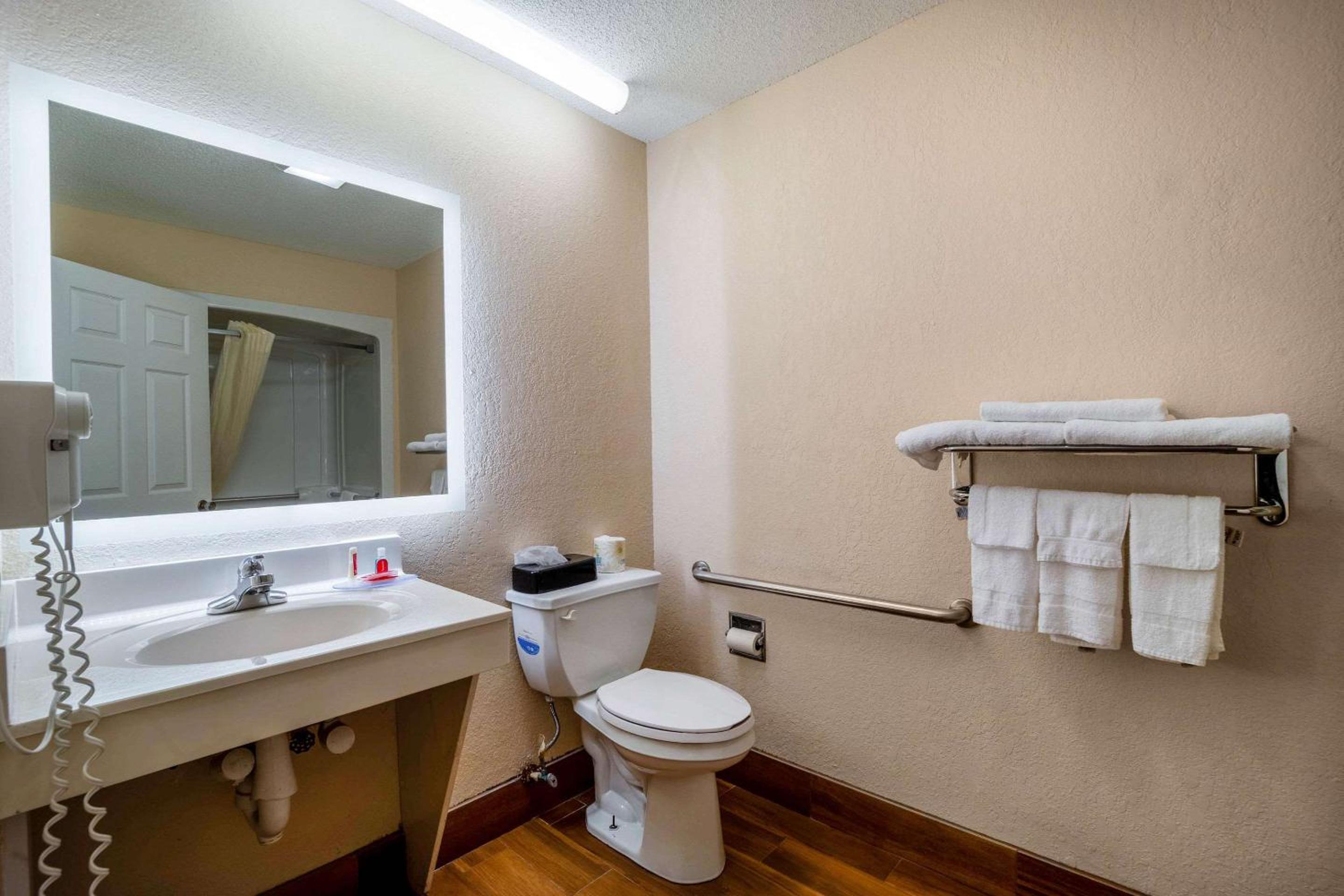 Econo Lodge Inn & Suites Cayce I-26 Airport