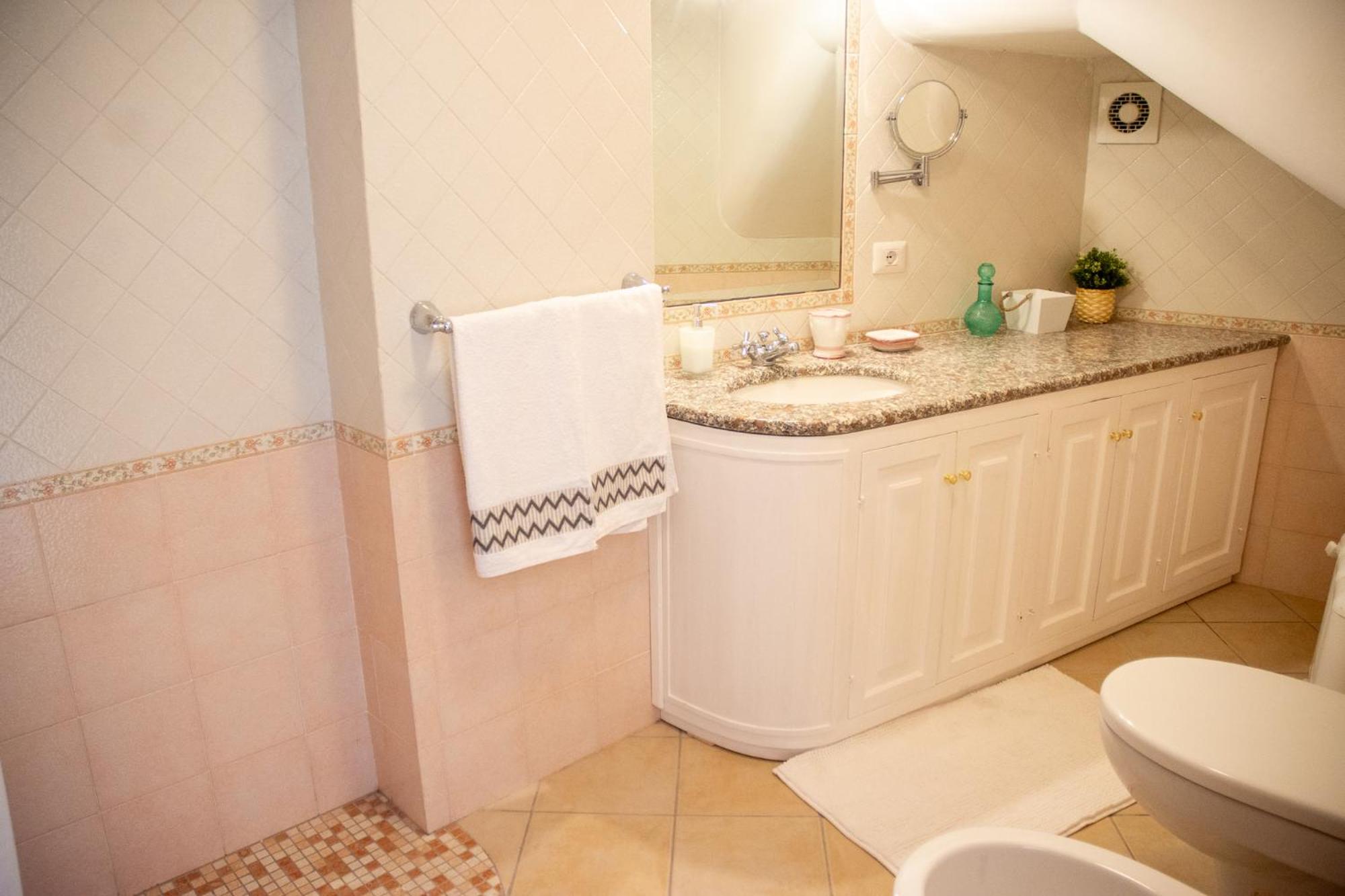 Scalinatella en Positano — bathroom
