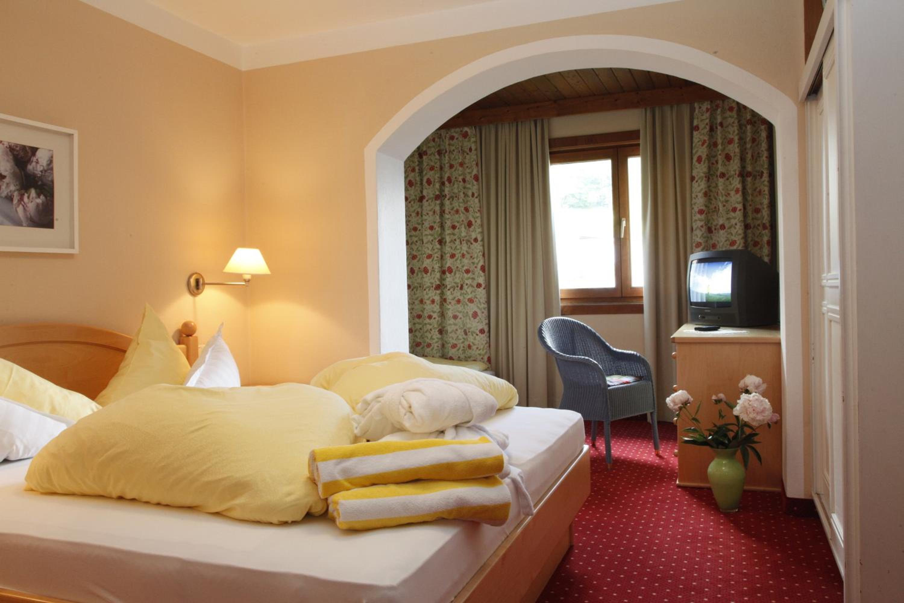 Gästehaus Schusser an der Therme, Frühstück, Doppelzimmer und Ferienwohnung