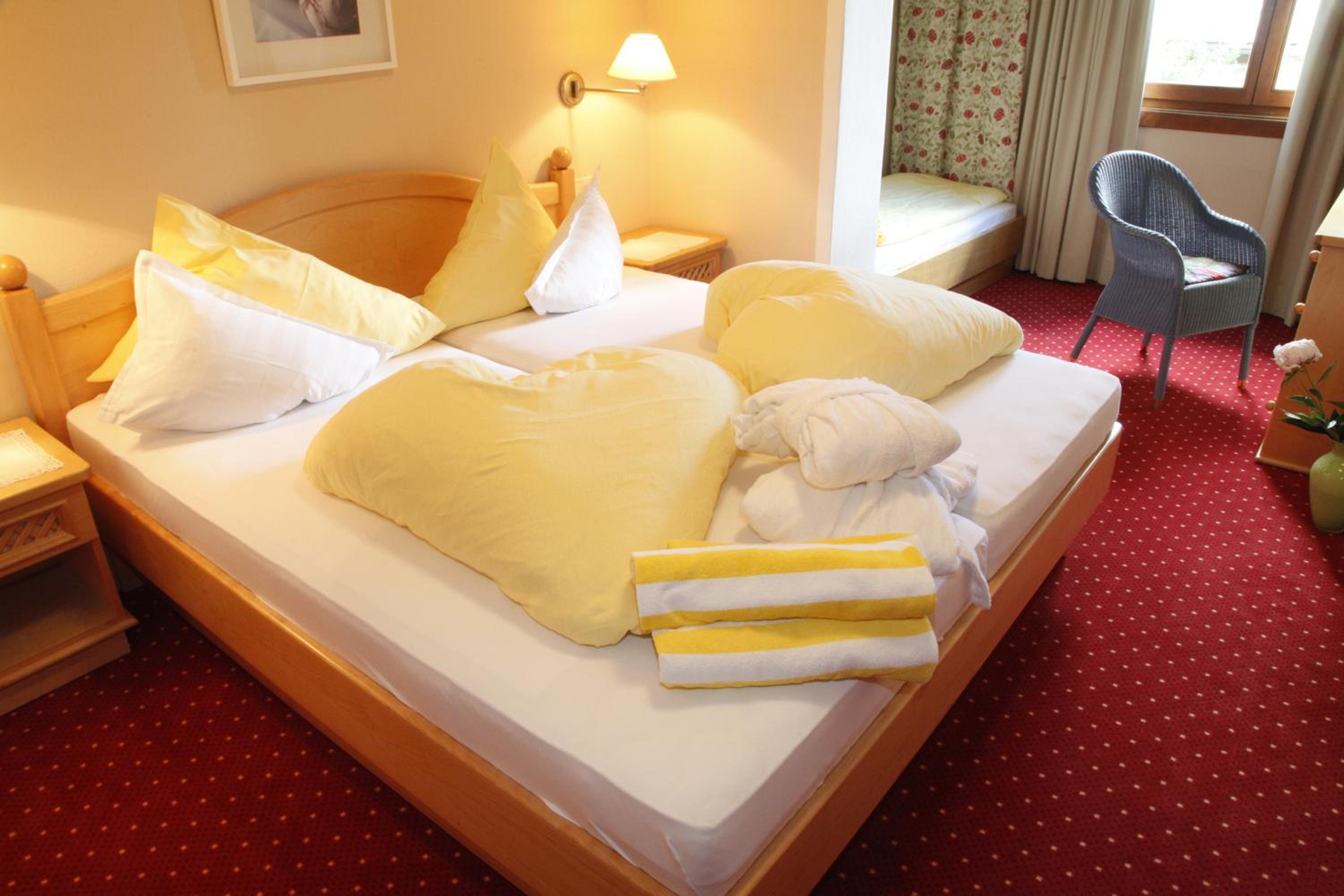 Gästehaus Schusser an der Therme, Frühstück, Doppelzimmer und Ferienwohnung