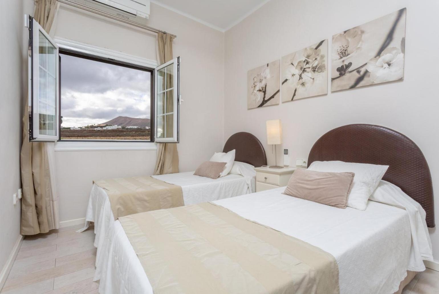 Villa Angela, piscina privada climatizada y vistas al mar cerca de Puerto del Carmen 1200 metros a tu disposición view 5