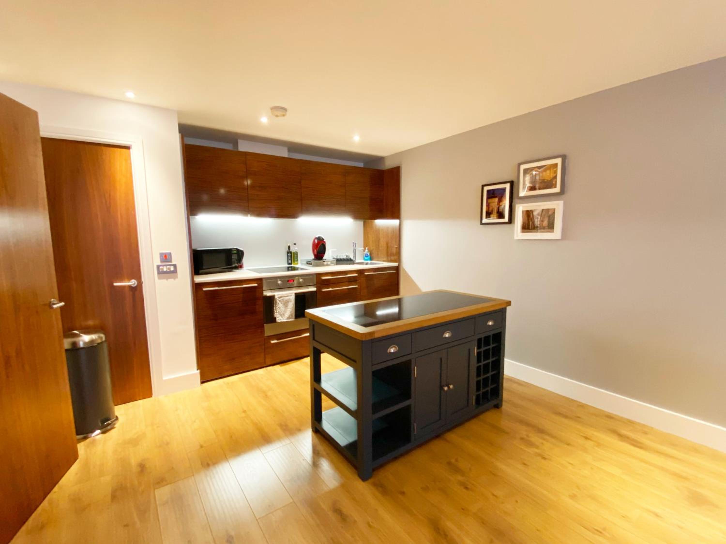 Spacious Luxury Waterfront Apartment