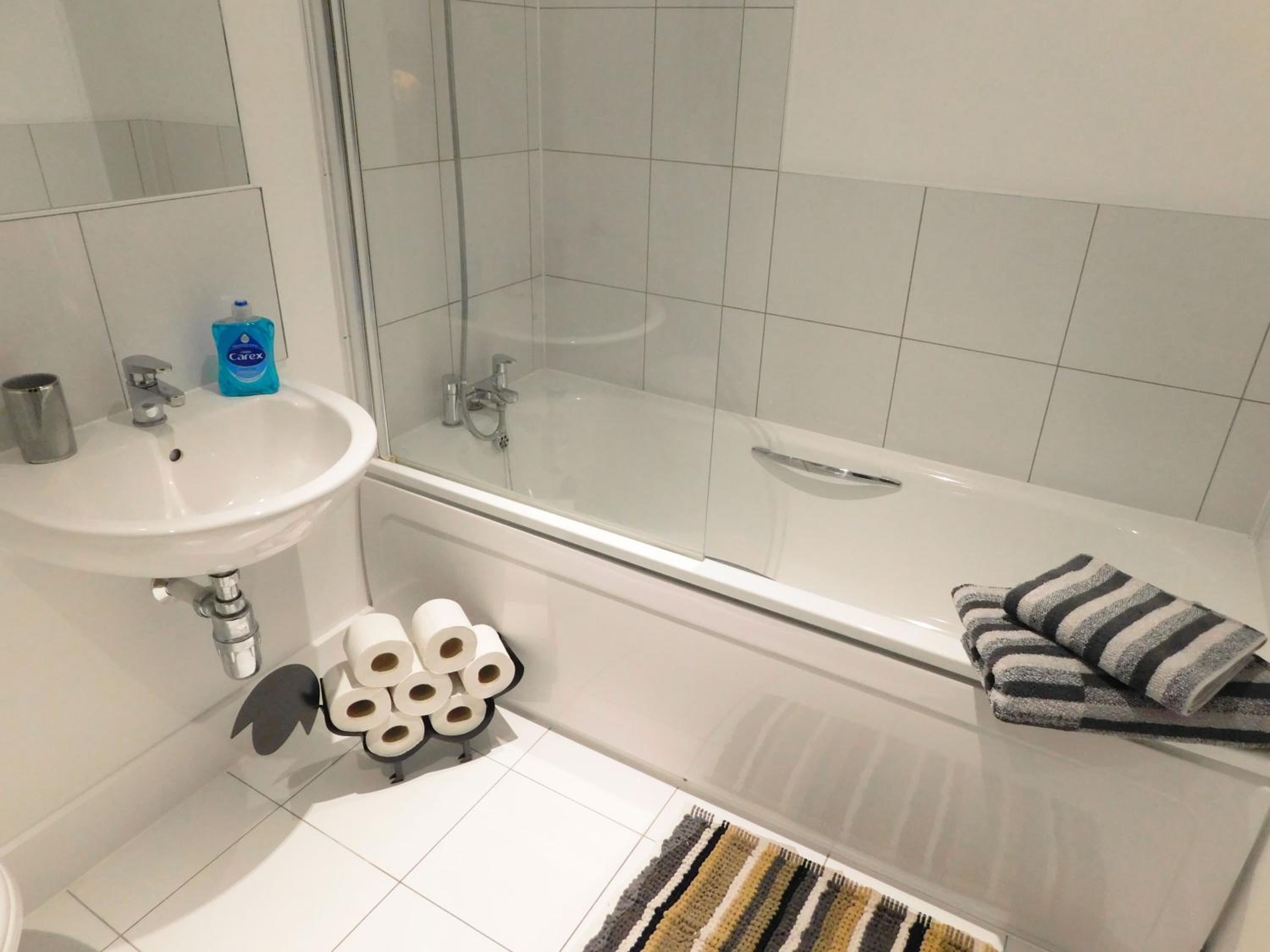 Spacious Luxury Waterfront Apartment