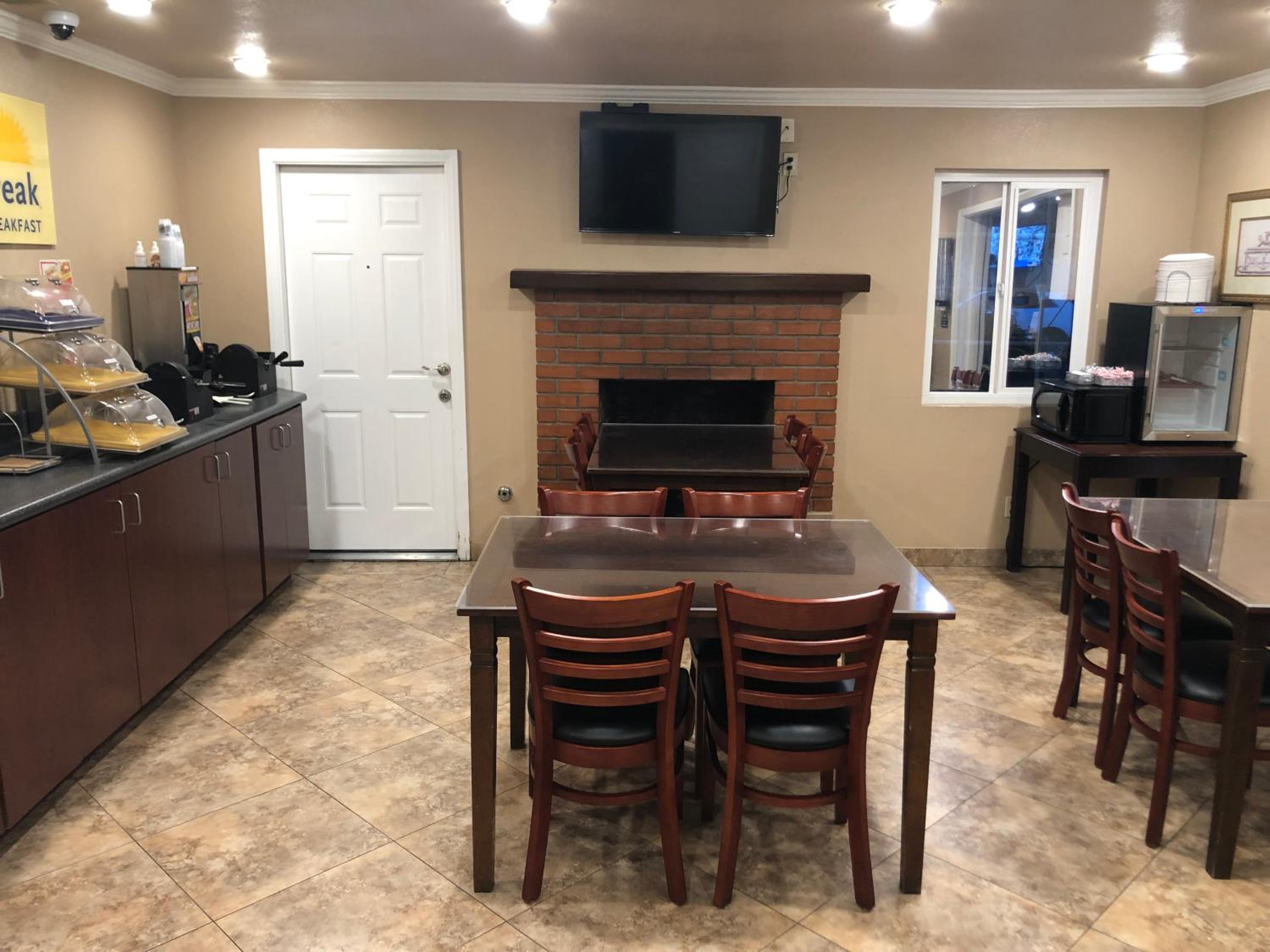 Camarillo Vacations - Days Inn by Wyndham Camarillo - Ventura - Property Image 5