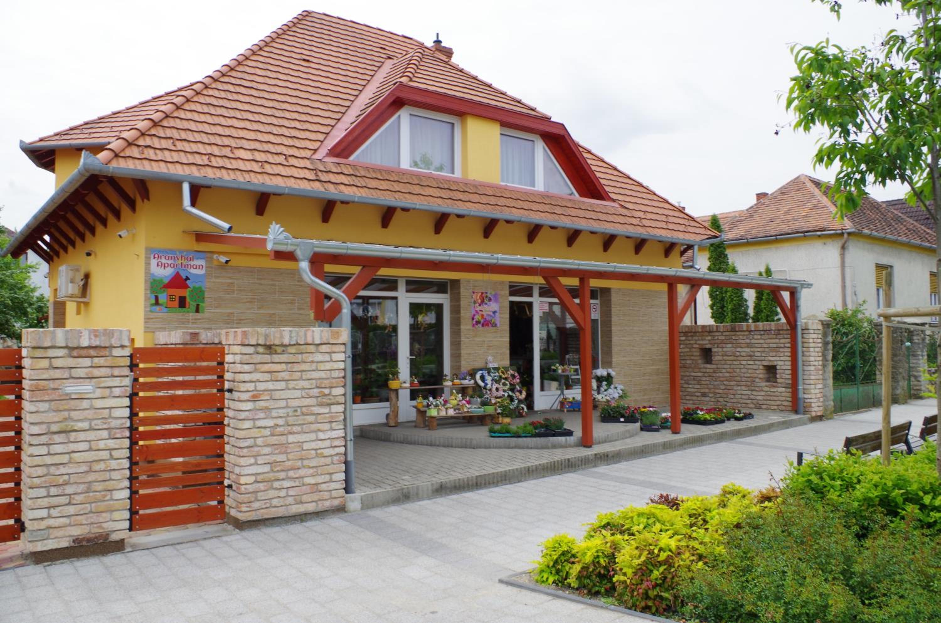 Aranyhal Apartman