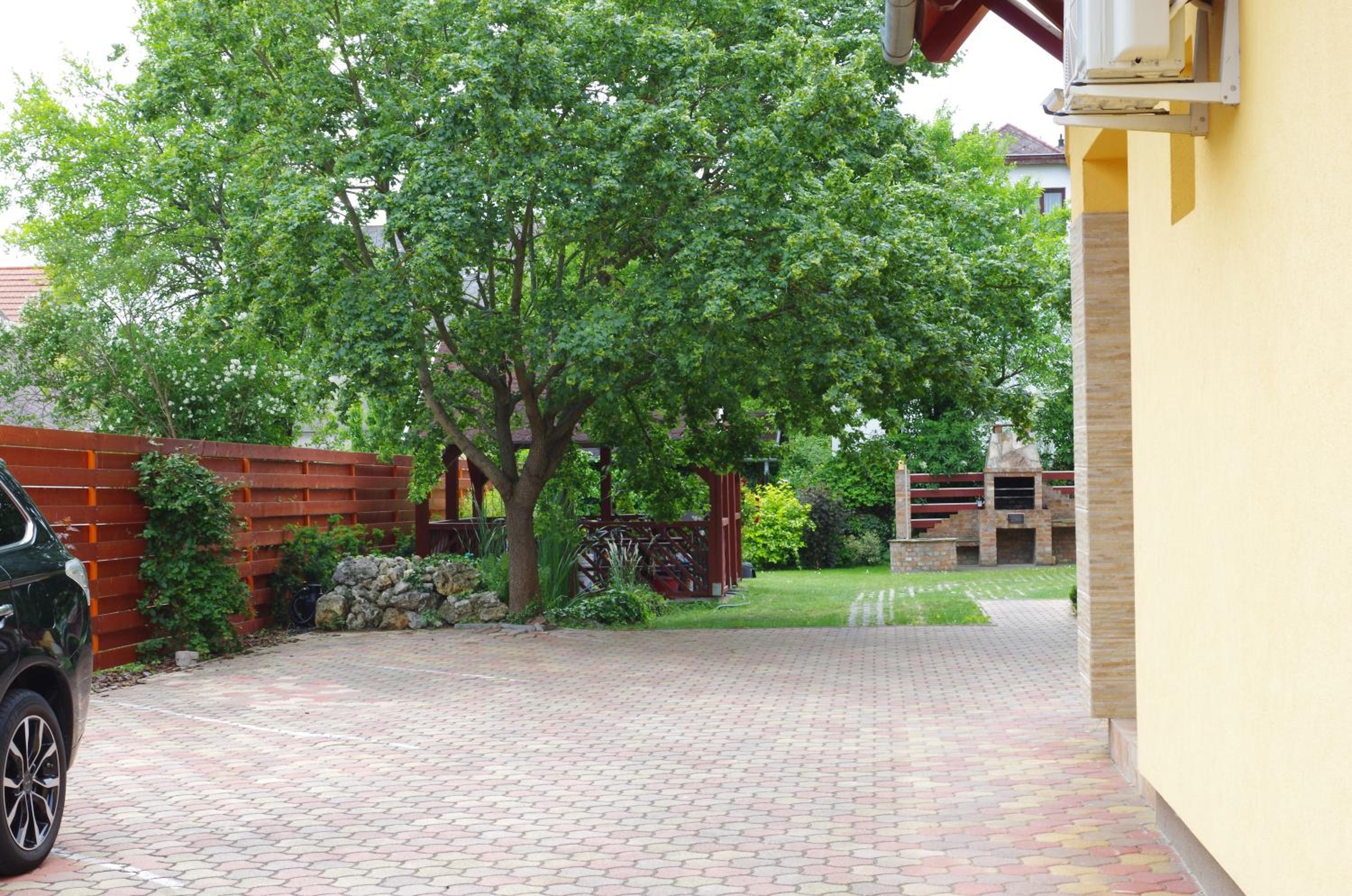 Aranyhal Apartman