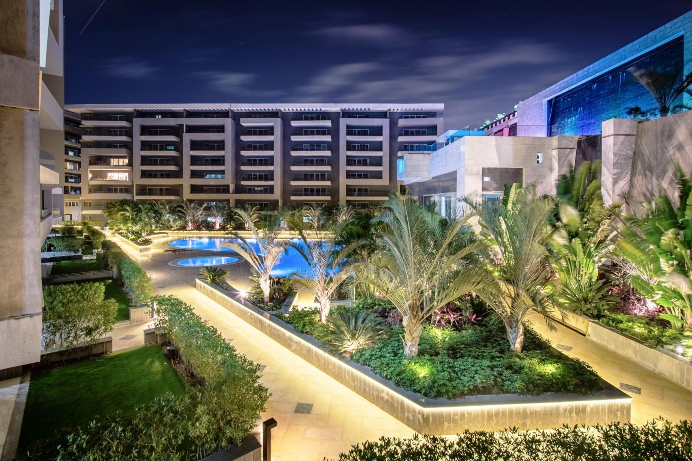 Waterfront Designer 2BR - 5 min to Airport