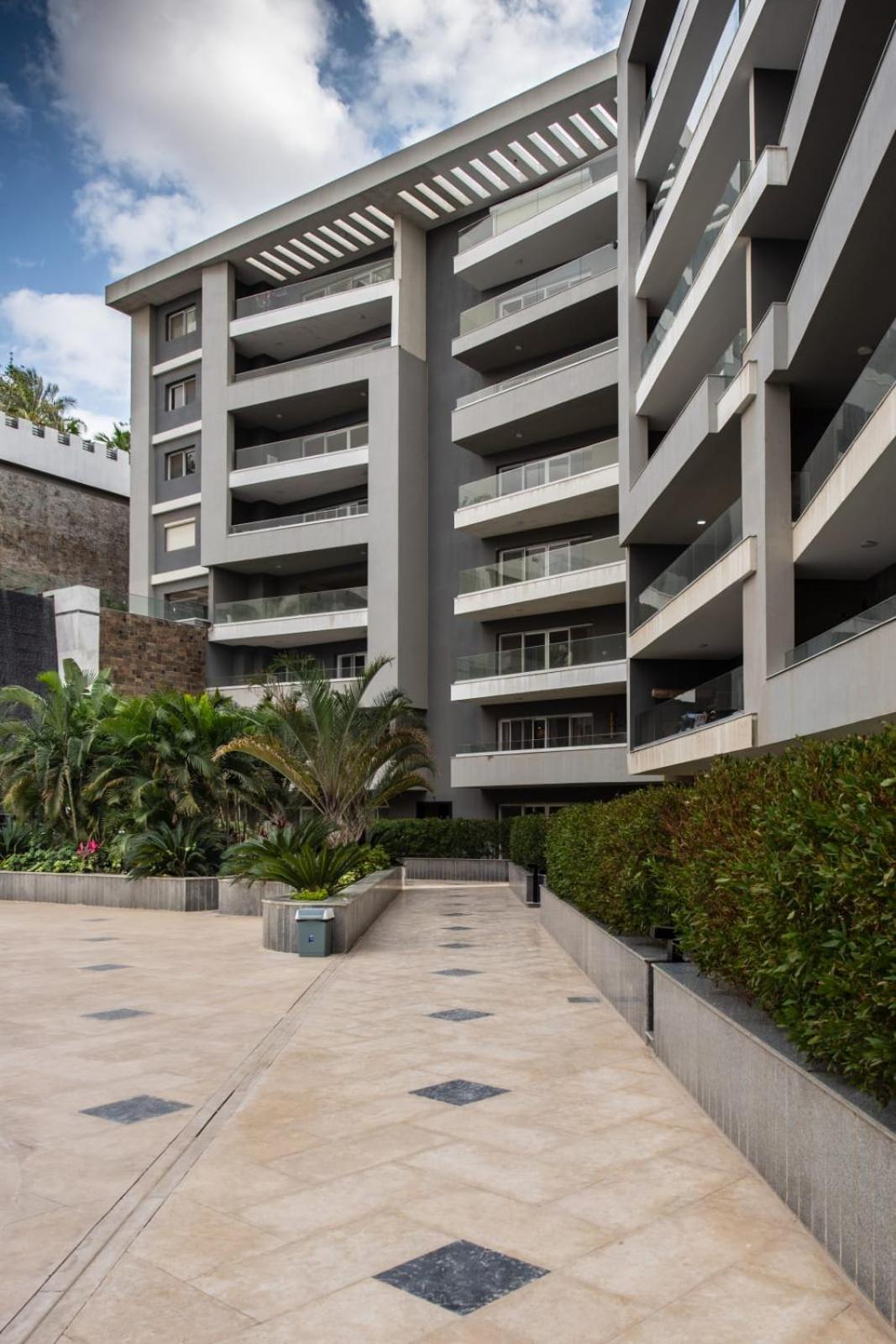 Waterfront Designer 2BR - 5 min to Airport