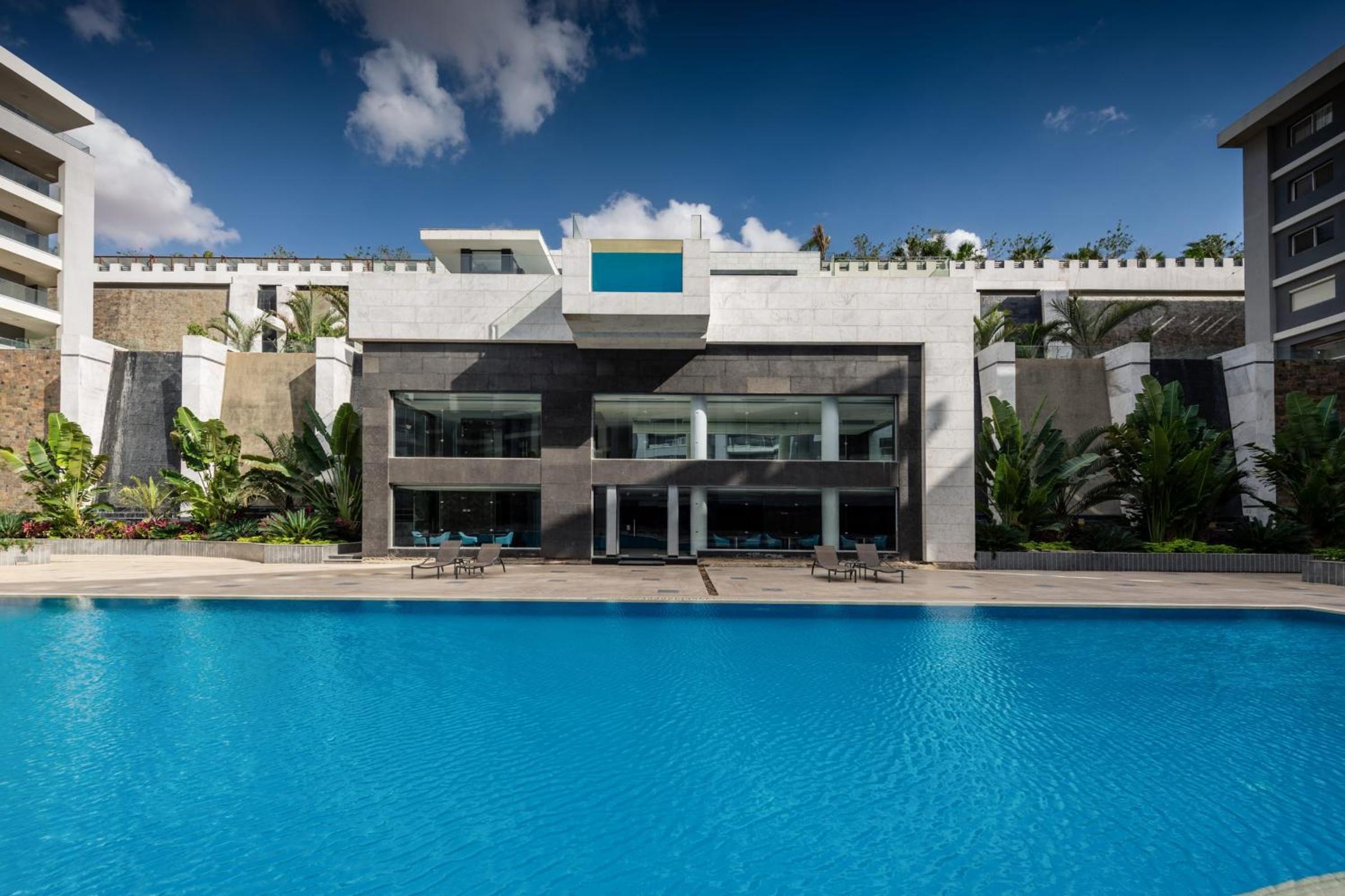 Waterfront Designer 2BR - 5 min to Airport
