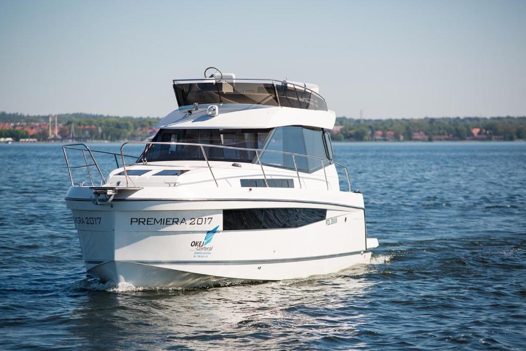 Platinum 989 FLYbridge Motor Yacht view 2