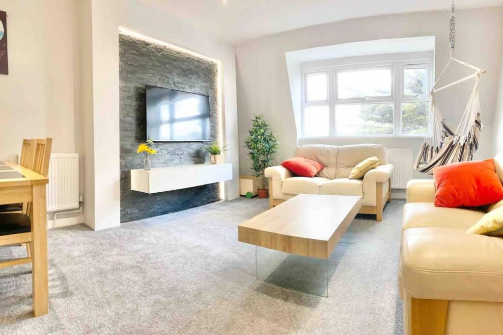 The Lansdowne Hideaway - Brought to you by Coastline Retreats - Newly Refurbished Town centre, Close to beach, Large Jet bath with TV, Netflix, swing and P view 3