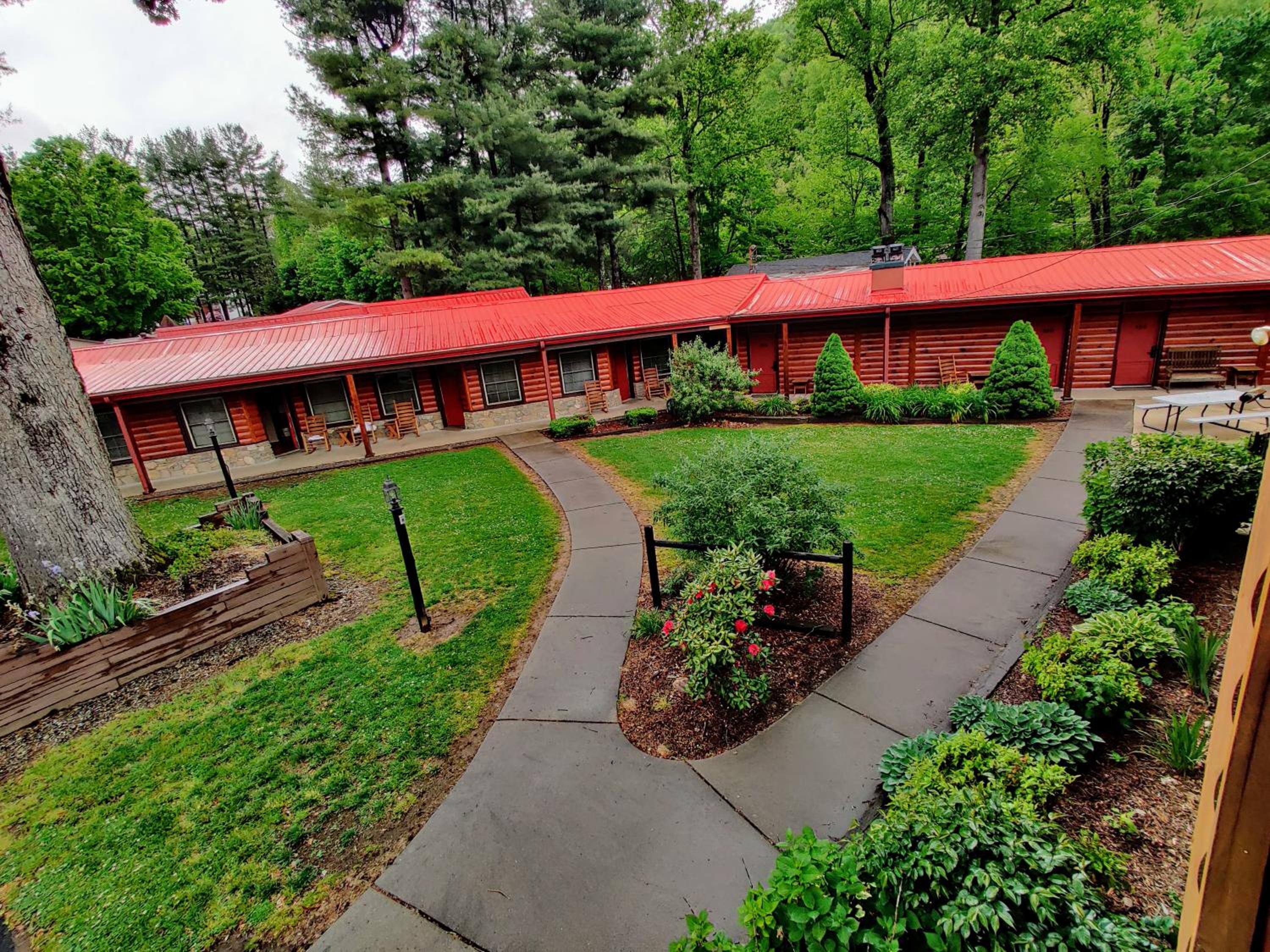 Smoky Falls Lodge