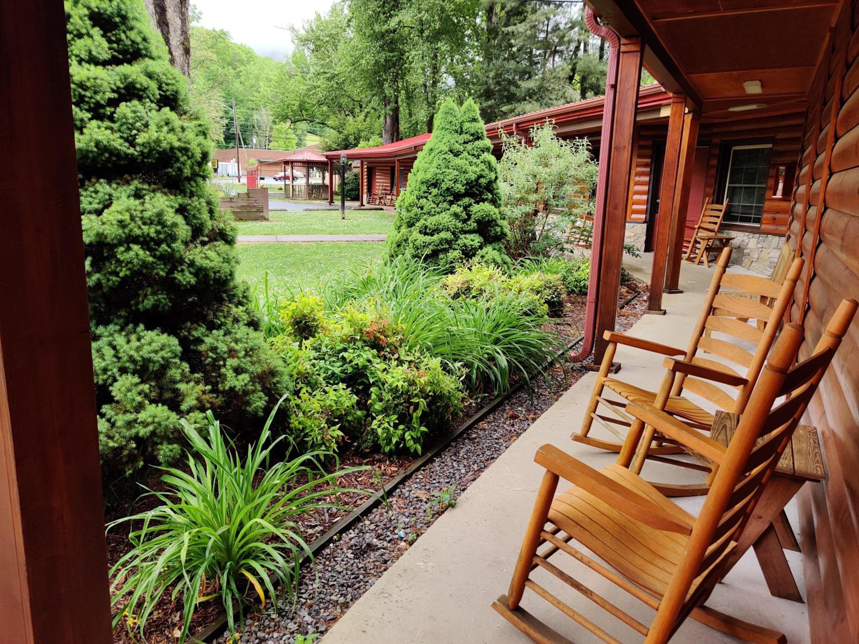 Smoky Falls Lodge