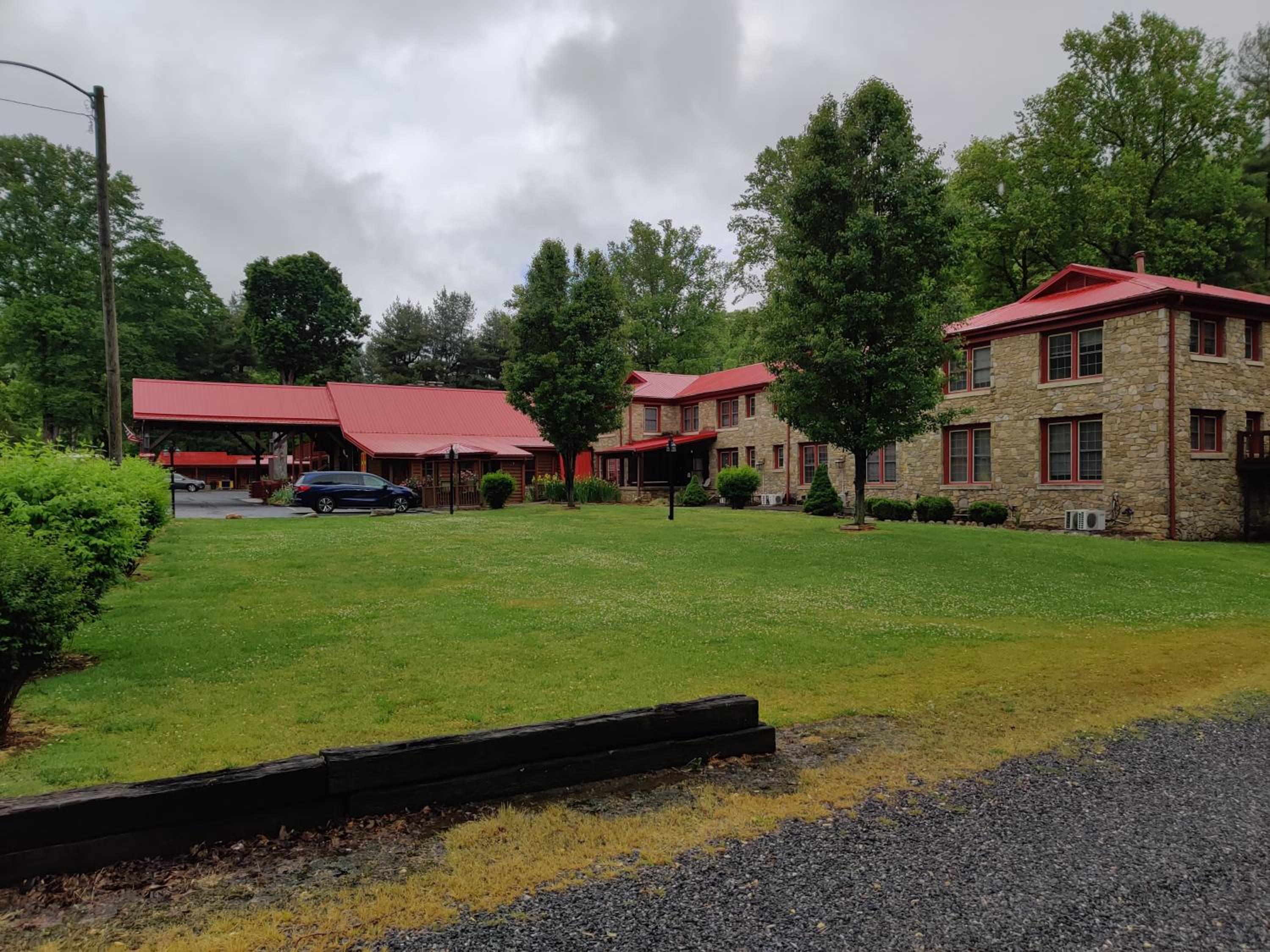 Smoky Falls Lodge