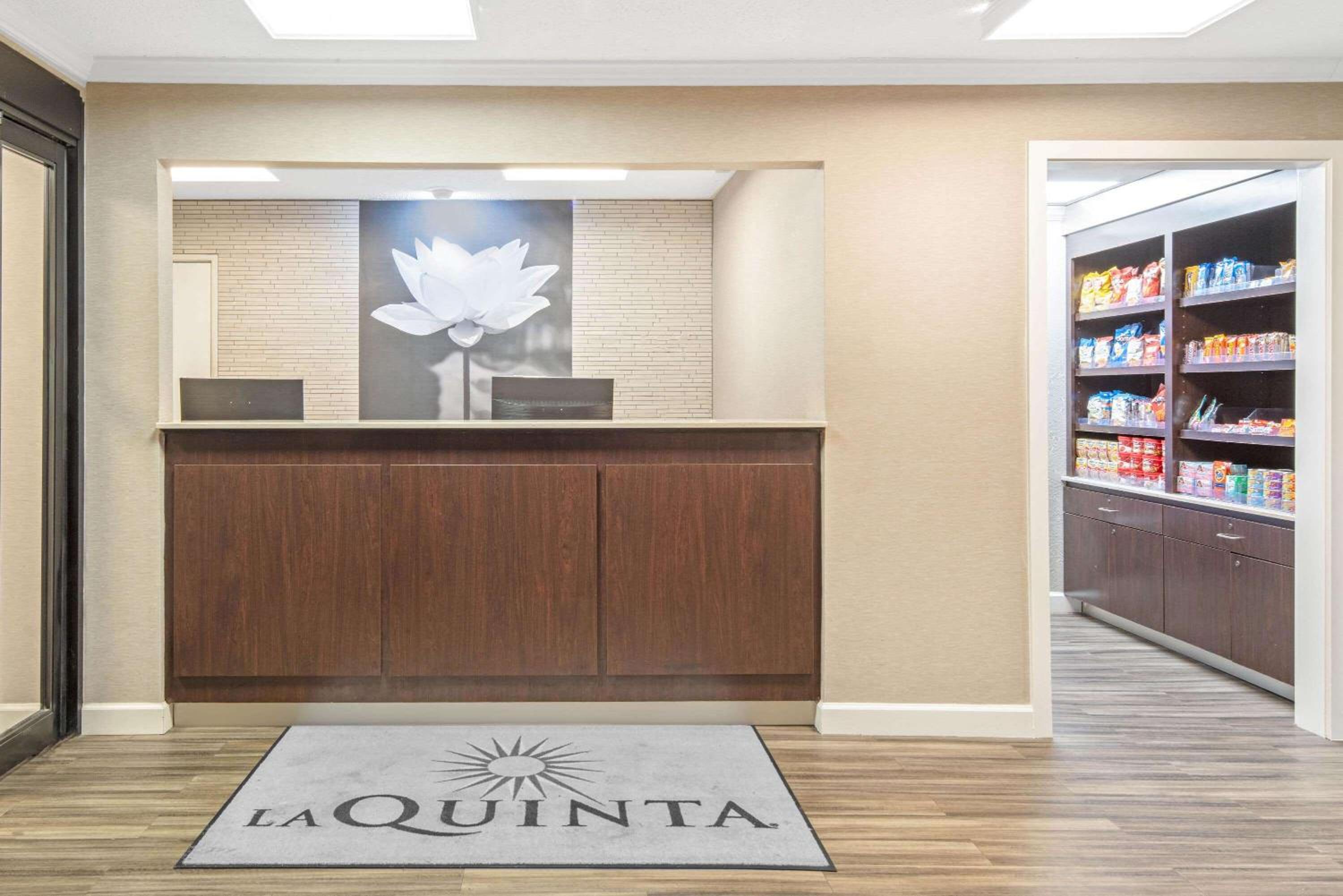 La Quinta by Wyndham Baton Rouge Siegen Lane view 5