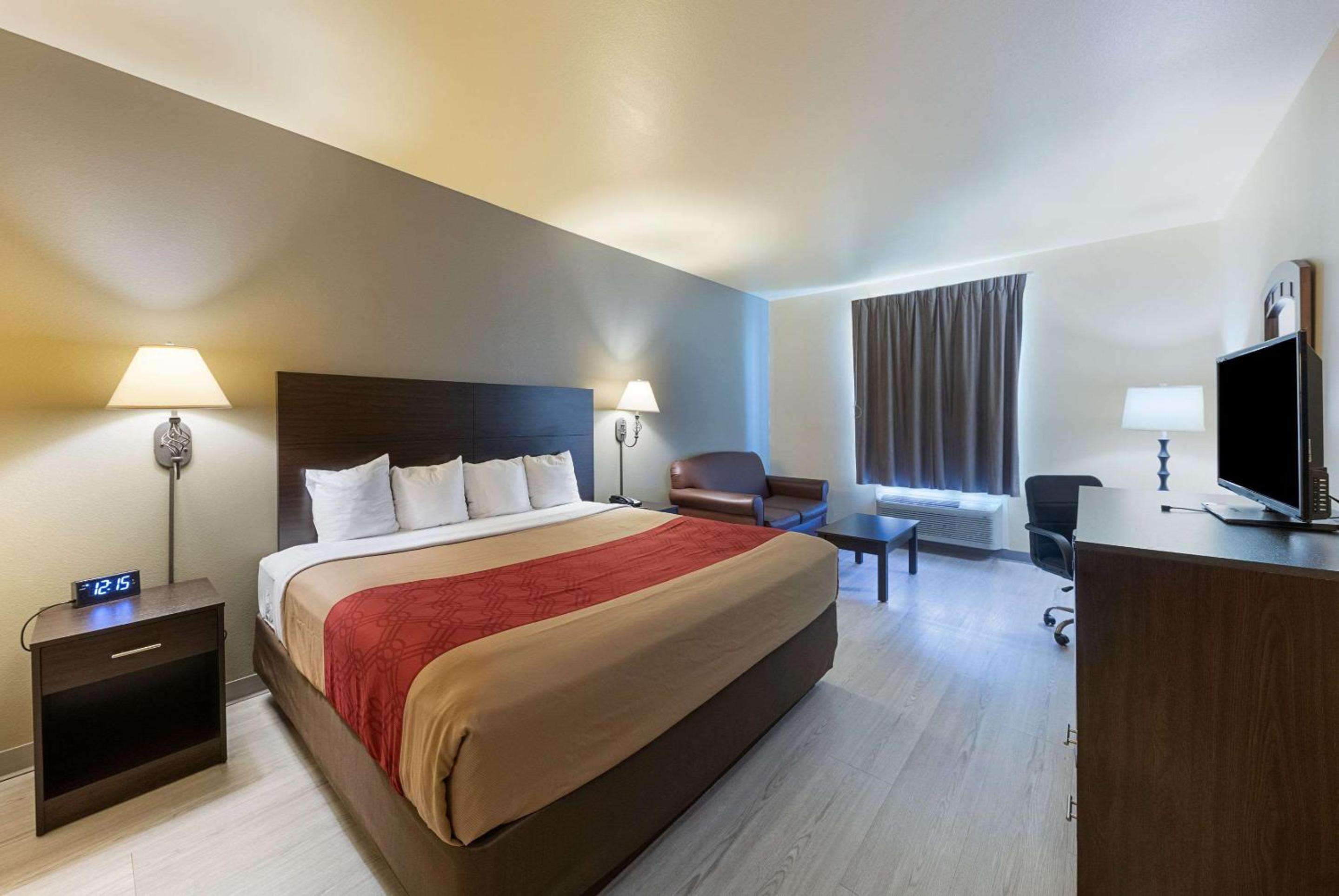 Econo Lodge Inn & Suites Bridgeport view 4