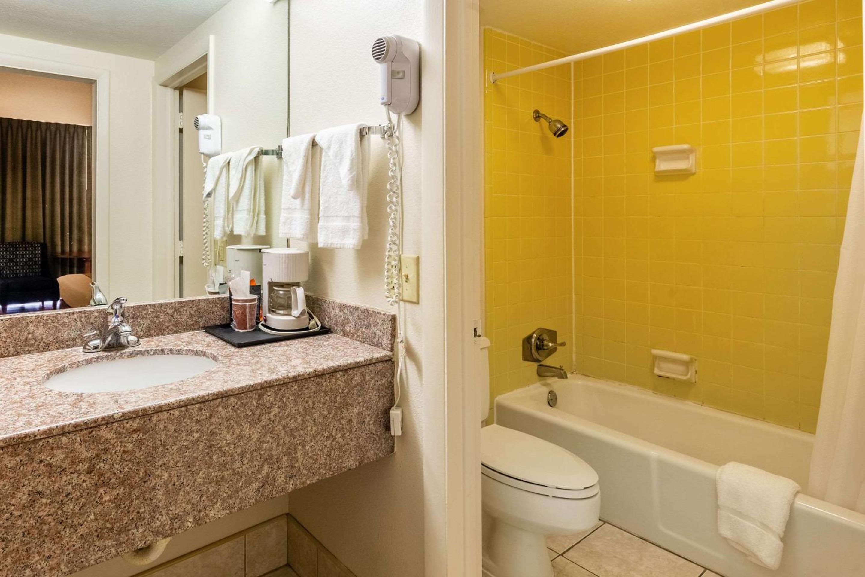 Lake City Vacations - Econo Lodge Lake City-North - Property Image 9