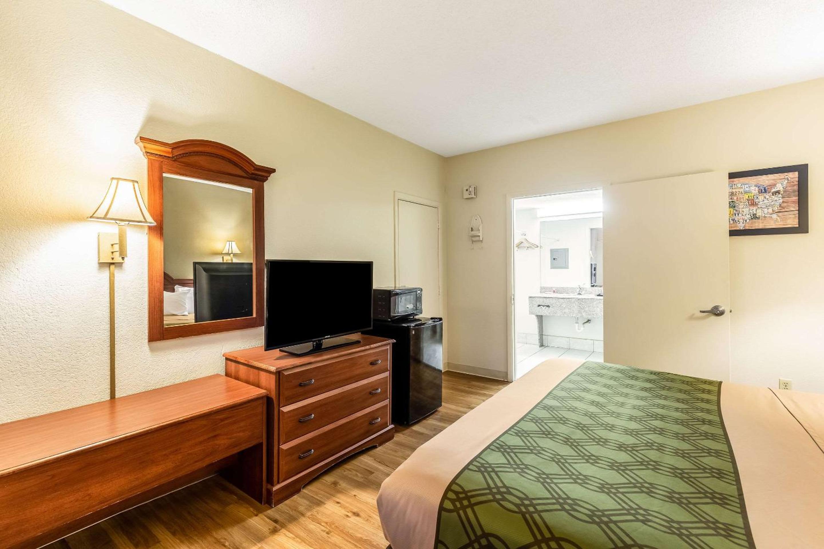 Lake City Vacations - Econo Lodge Lake City-North - Property Image 7