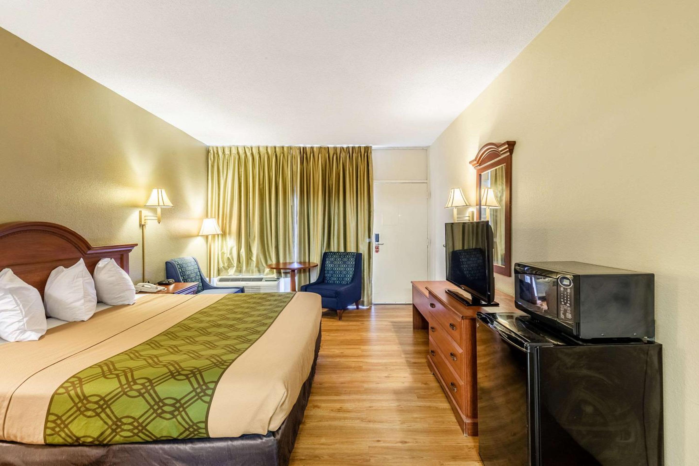 Lake City Vacations - Econo Lodge Lake City-North - Property Image 6