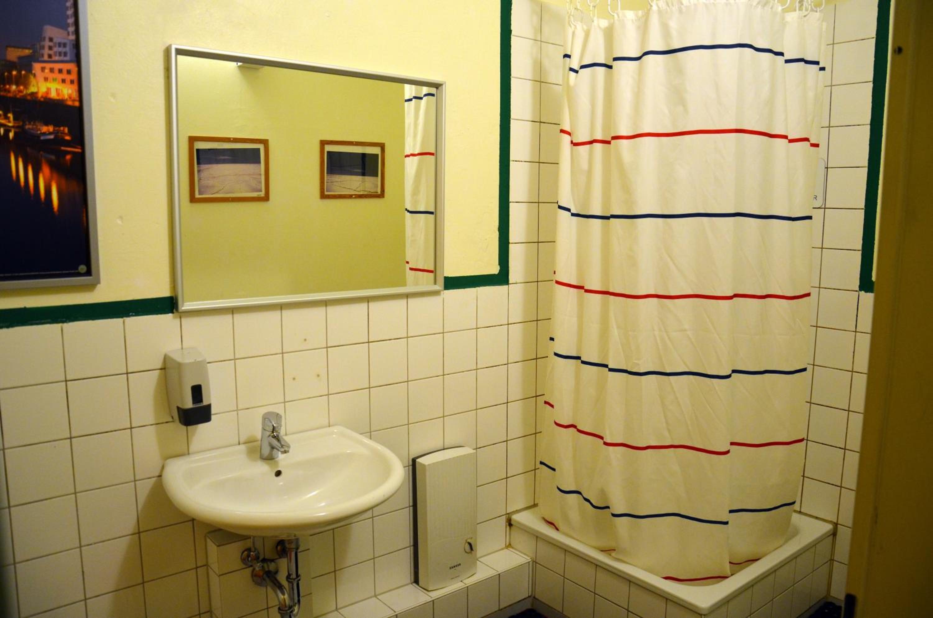 Backpackers Düsseldorf - SELF CHECK-IN