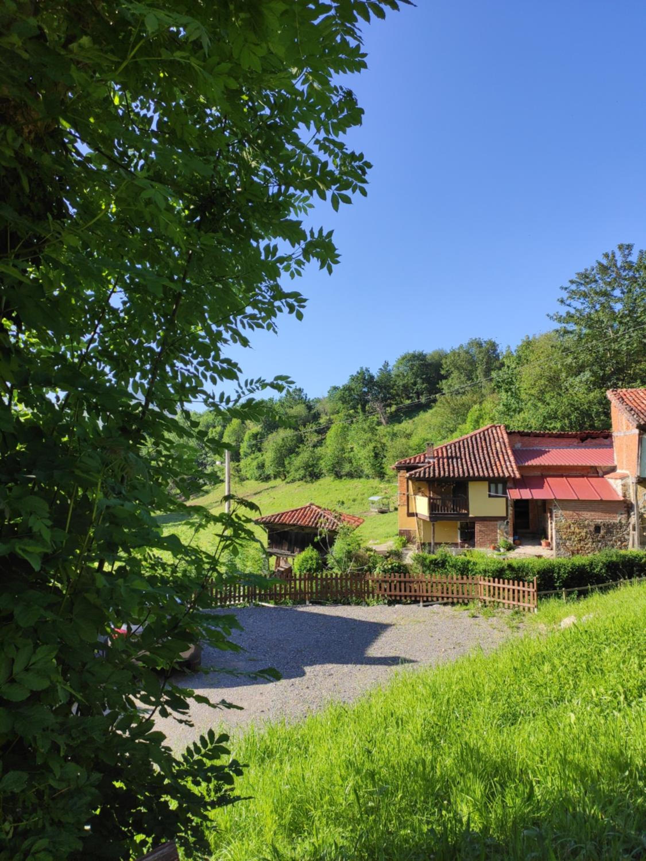 Apartamentos Rurales La Caviana