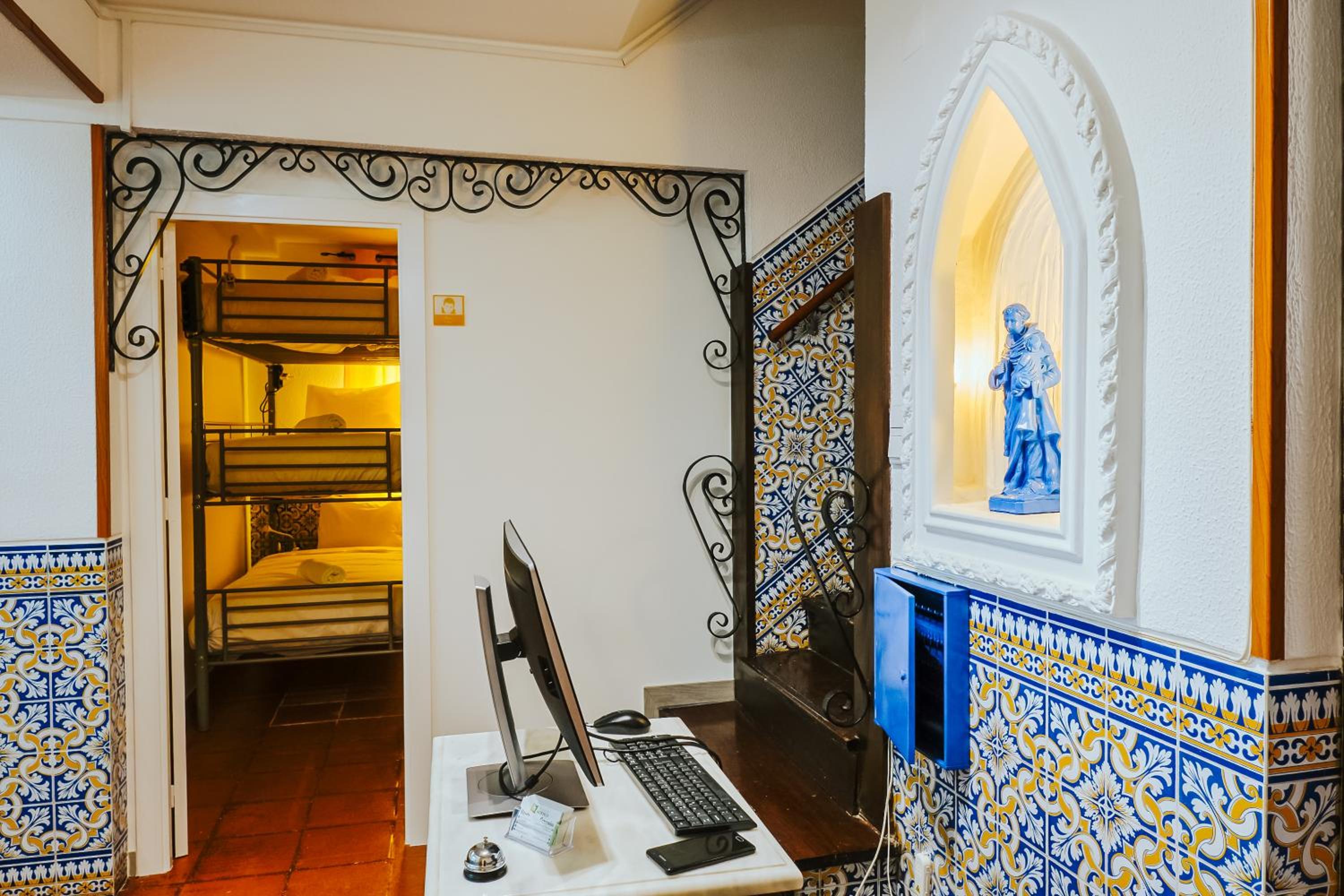 Help Yourself Hostels - Restelo view 3