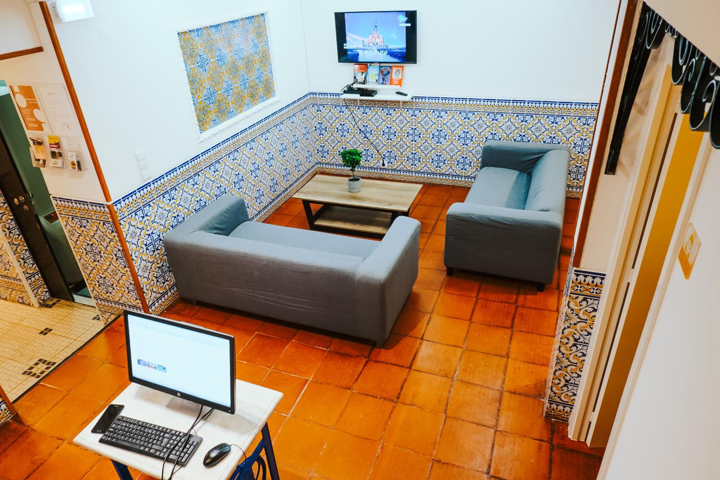 Help Yourself Hostels - Restelo view 2