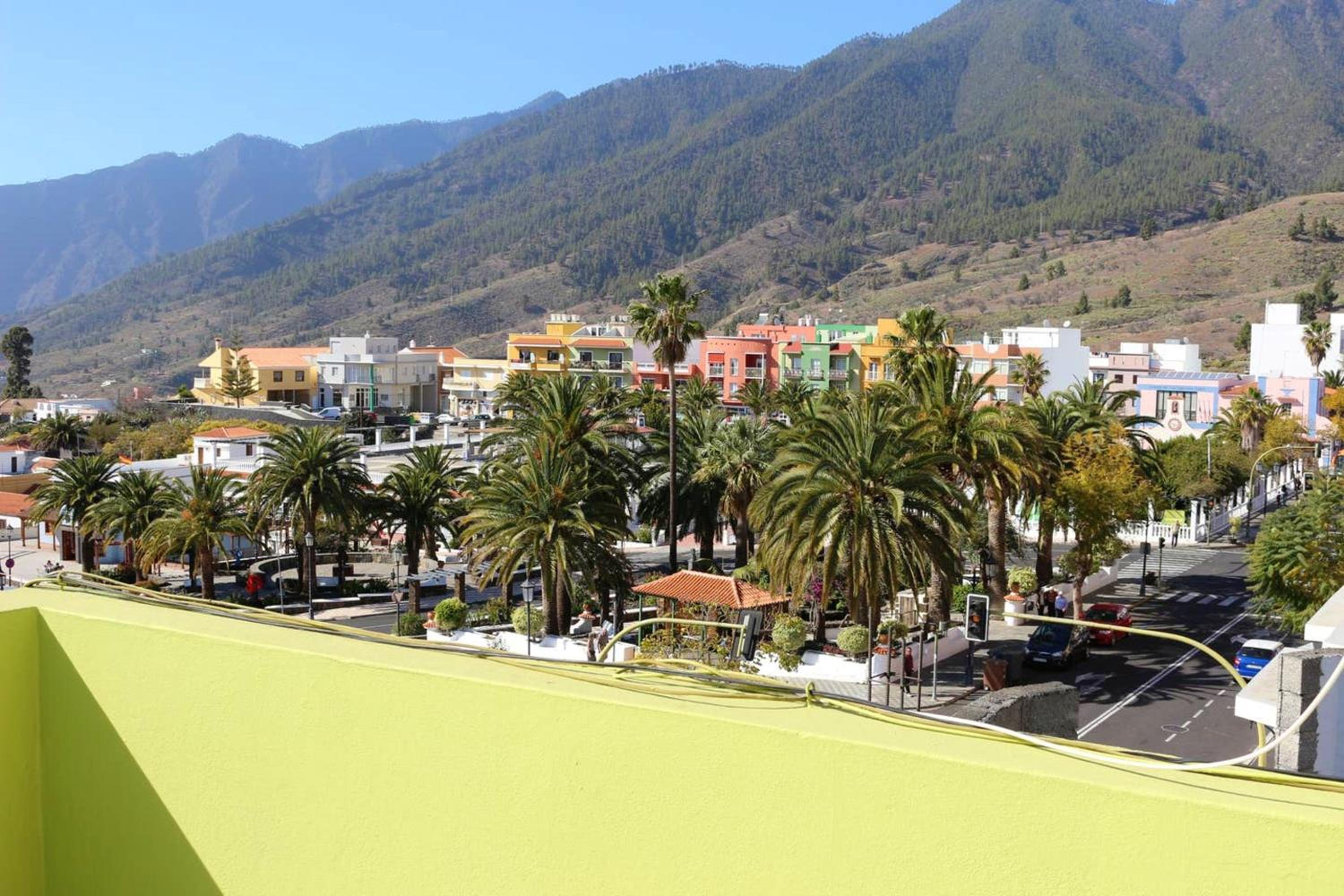 Welcoming apartment with mountain view - main view