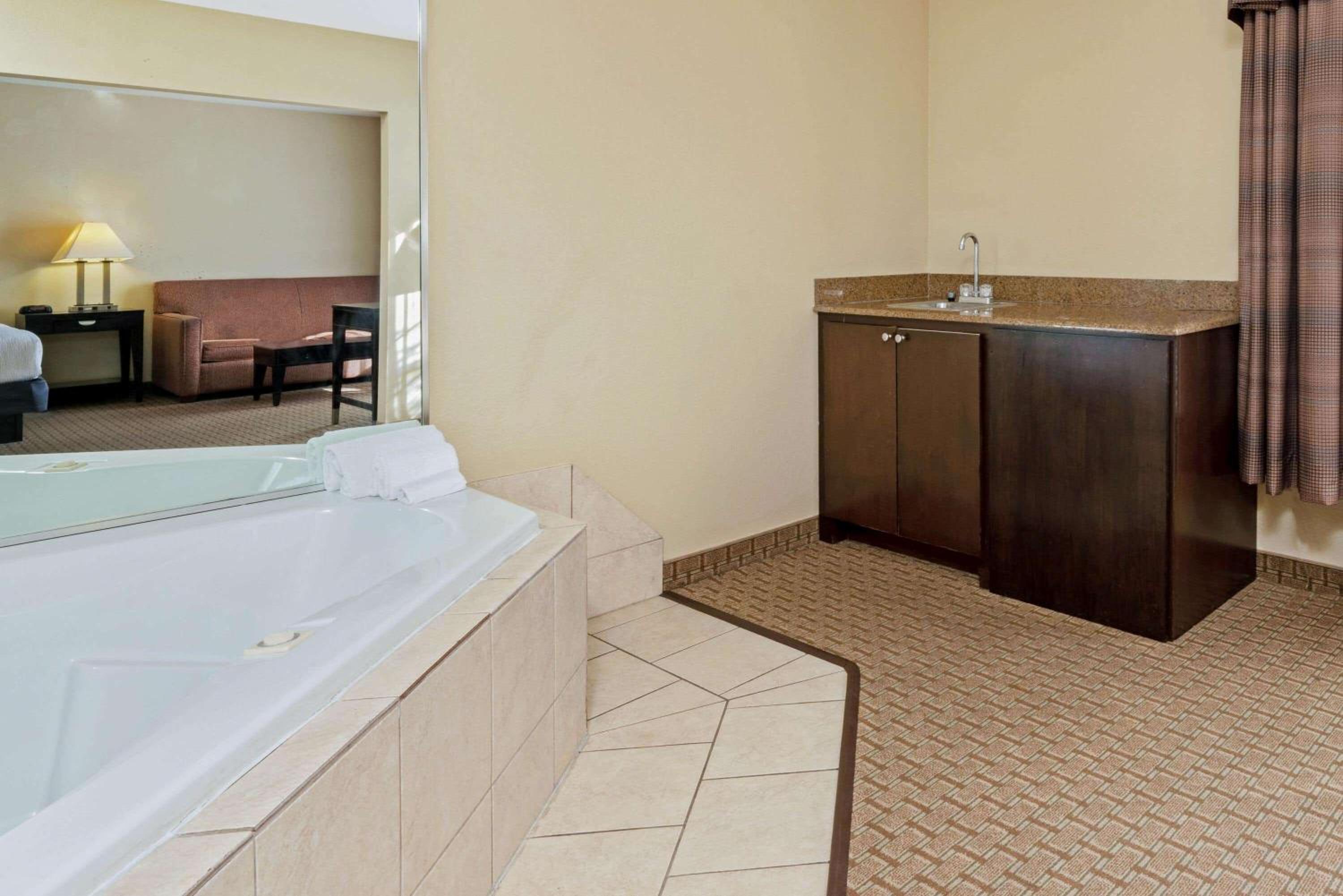 Morgan City Vacations - La Quinta by Wyndham Morgan City - Property Image 11