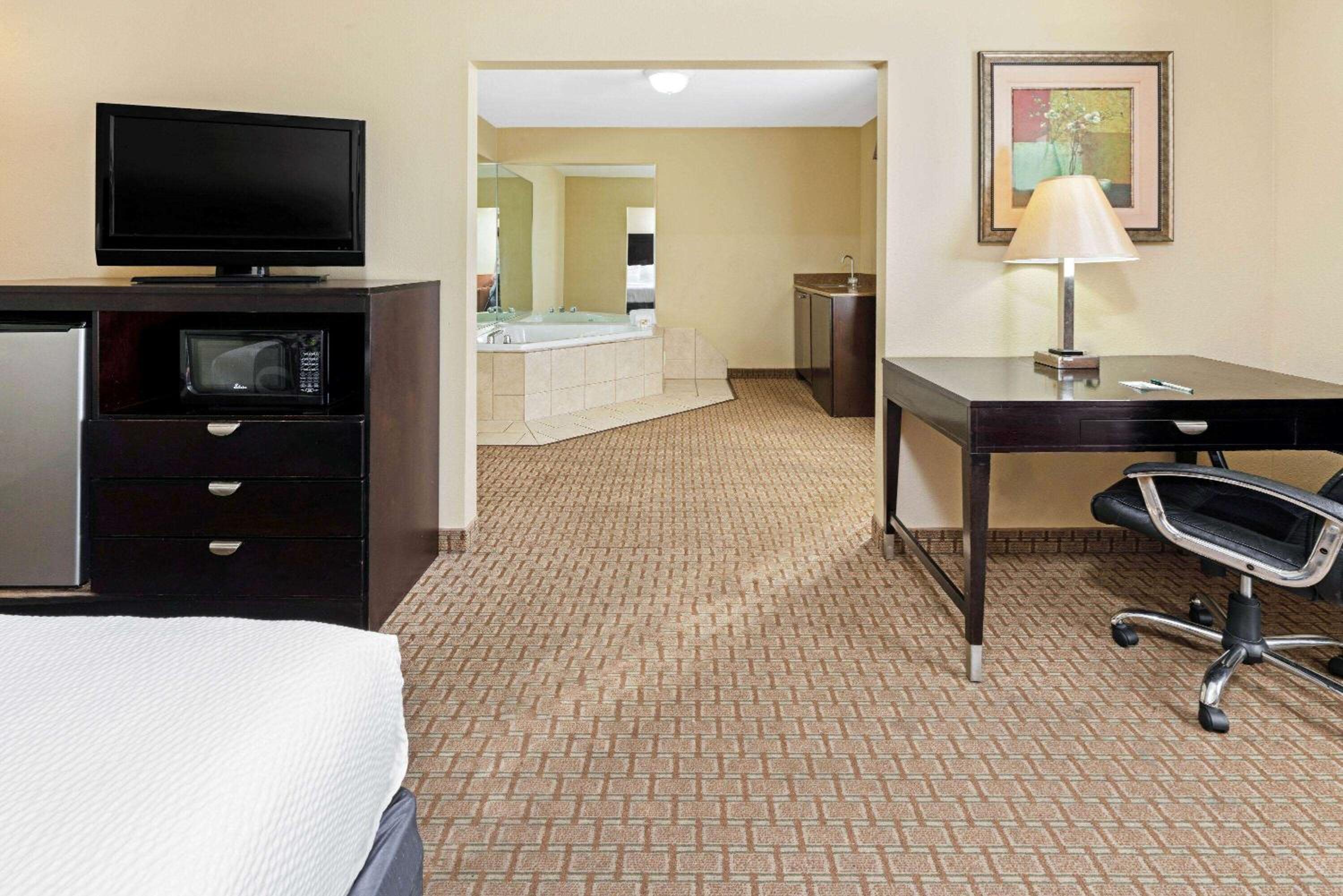Morgan City Vacations - La Quinta by Wyndham Morgan City - Property Image 3