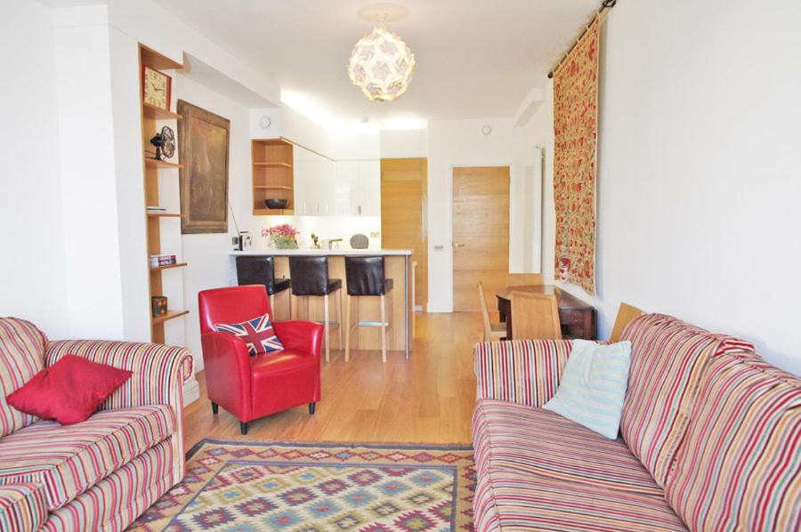 Elegant Clerkenwell Apartment with Balcony and Lift near Barbican