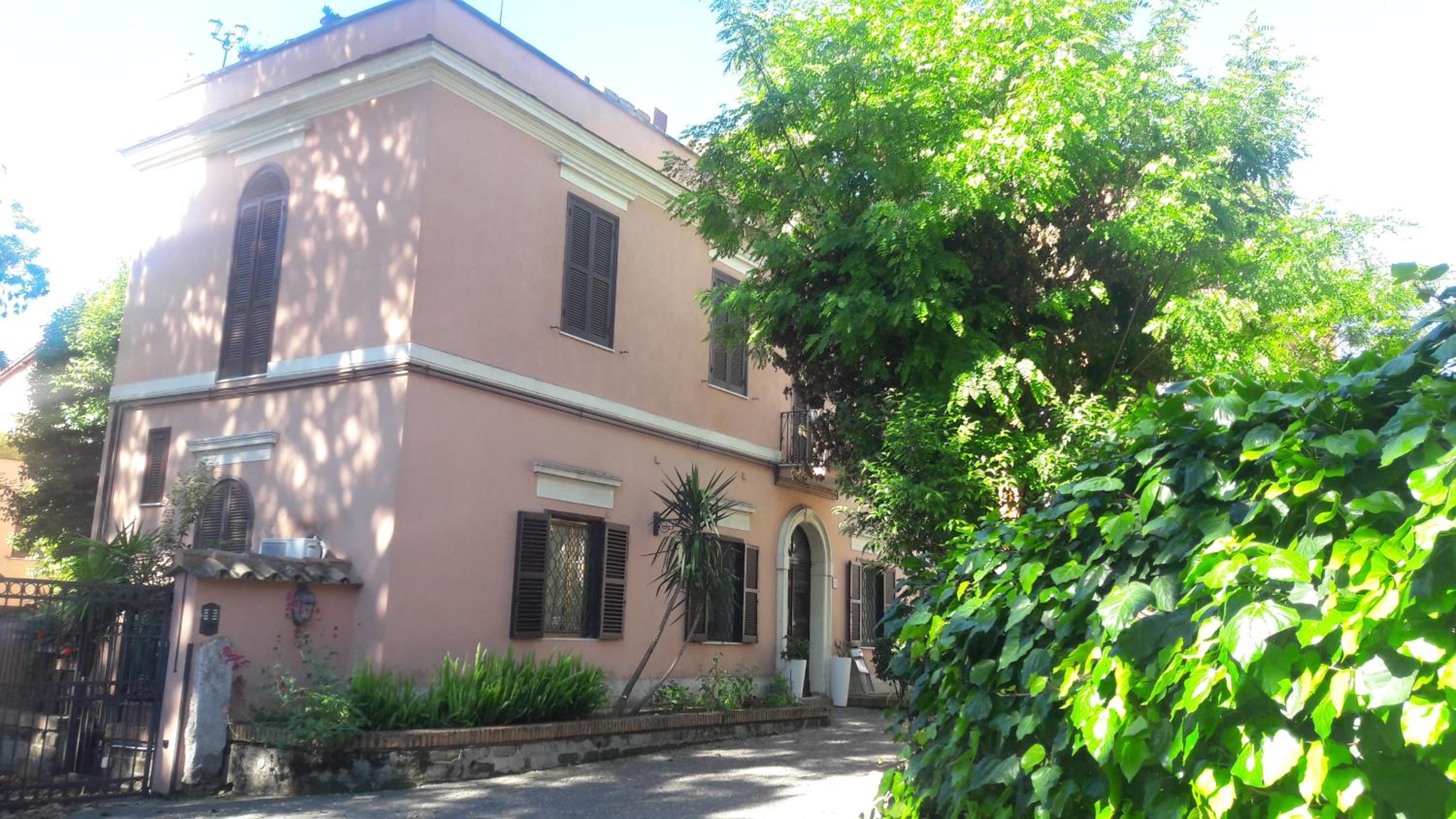 Charming Apartment with Garden, Parking & Metro