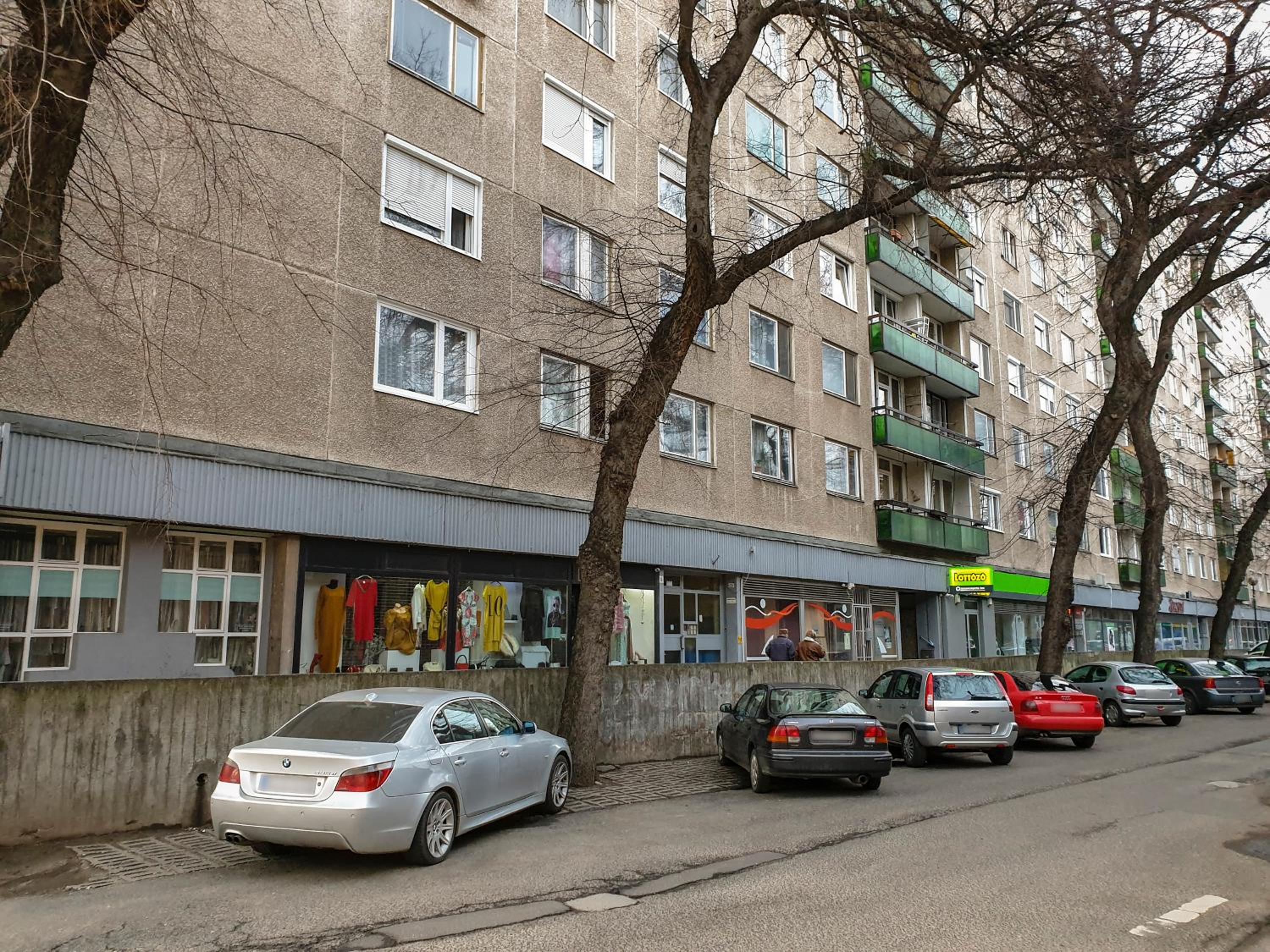 AwesHome City Apartment - 3 Bedrooms and Free parking view 3
