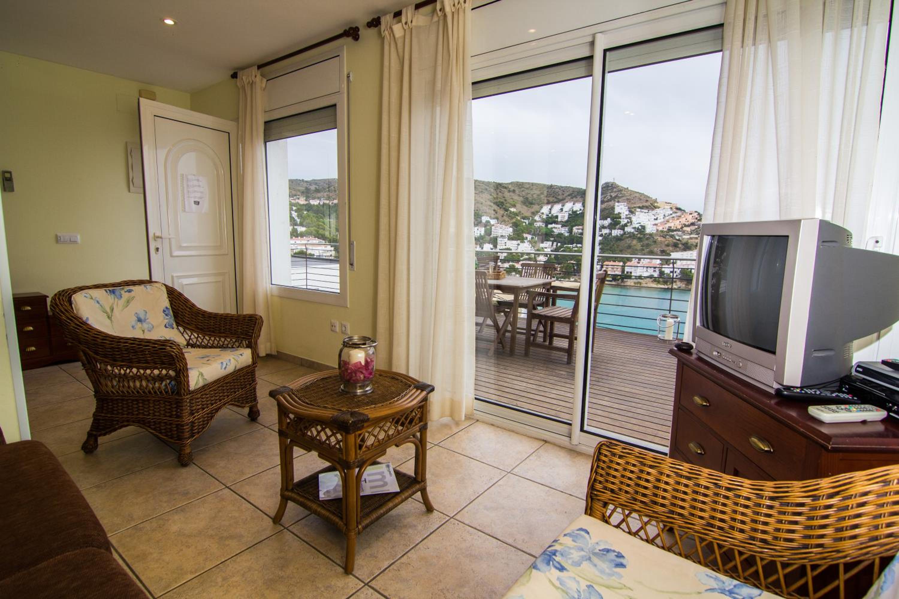 Agi Rodas Apartments