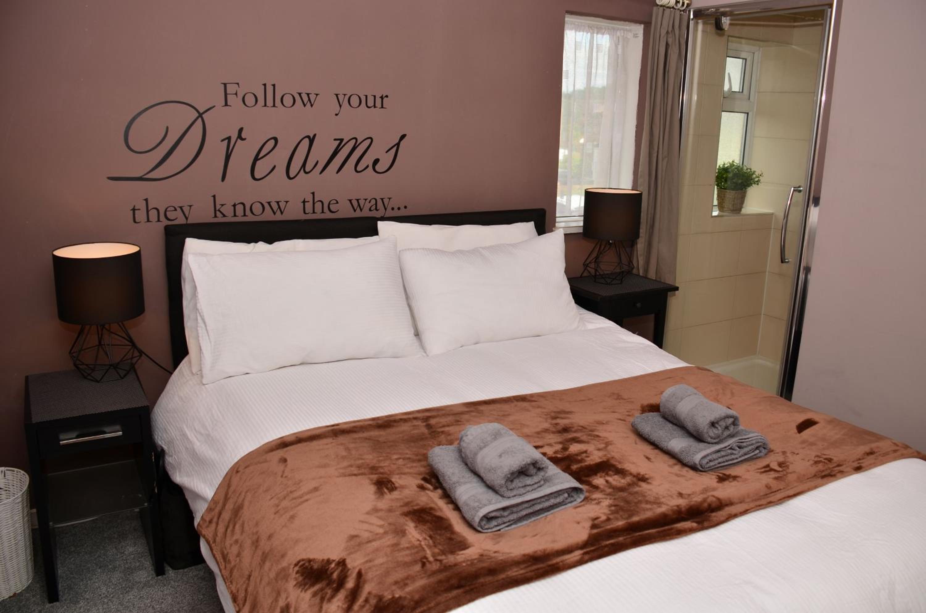 1FG Dreams Unlimited Serviced Accommodation- Staines - Heathrow view 5