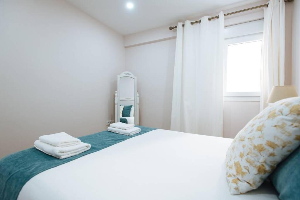 Hostly Sol 2bdr flat with patio in Seville center view 5