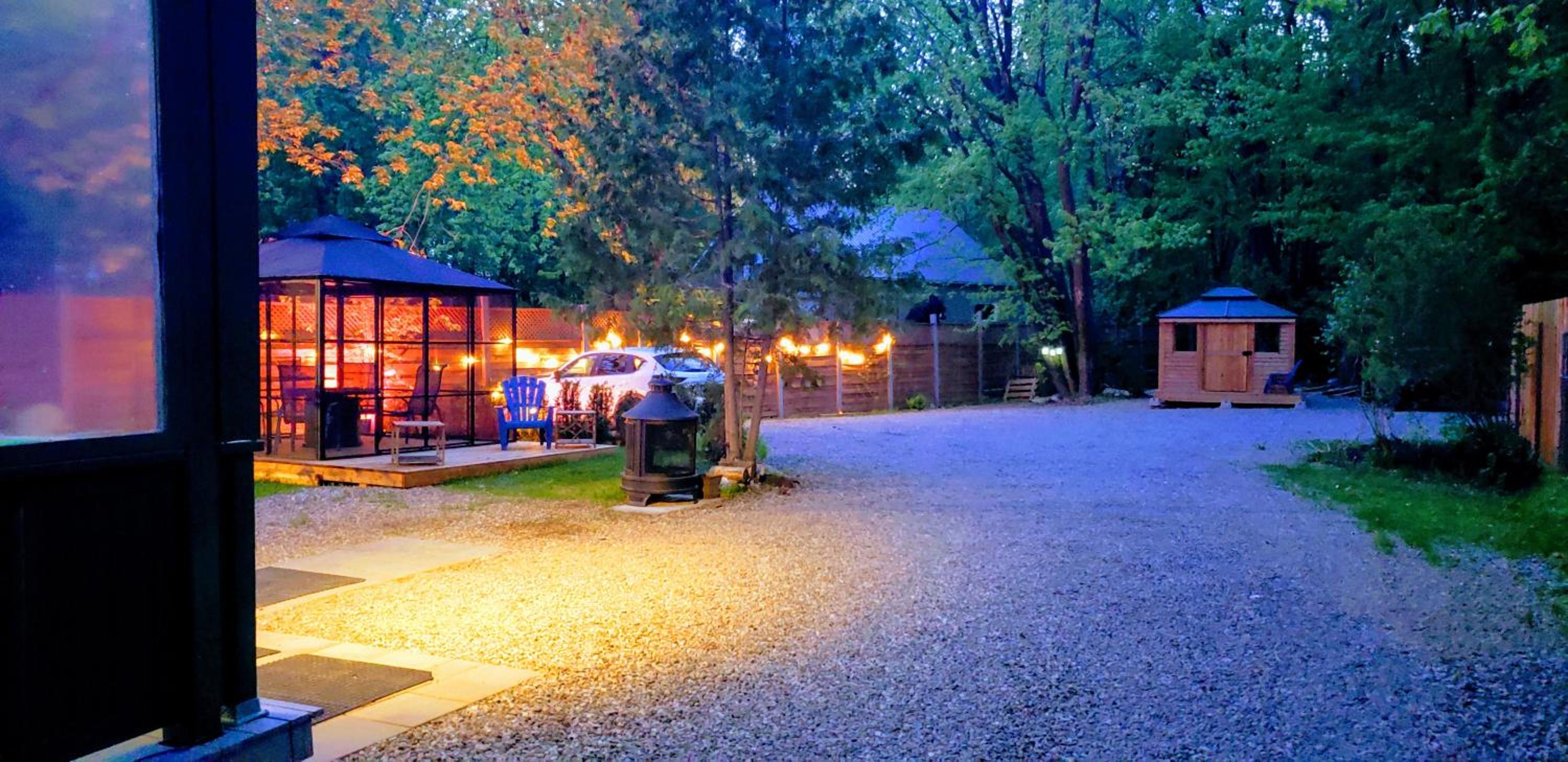 Kokomo INN Bed and Breakfast Ottawa-Gatineau's Only Tropical Riverfront B&B on the National Capital Cycling Pathway Route Verte #1 - for Adults Only - Cham