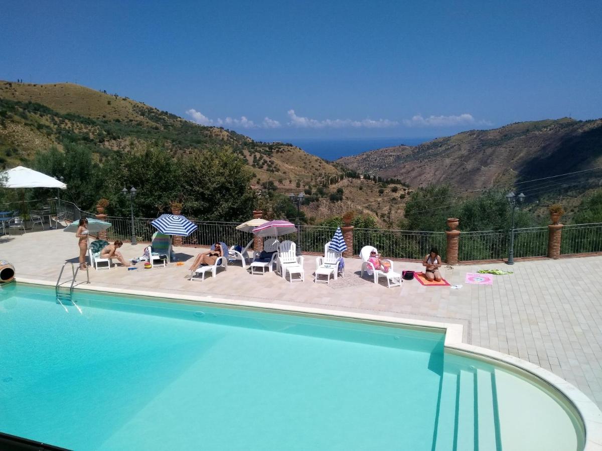 One bedroom appartement with sea view shared pool and enclosed garden at Reitano 5 km away from the beach