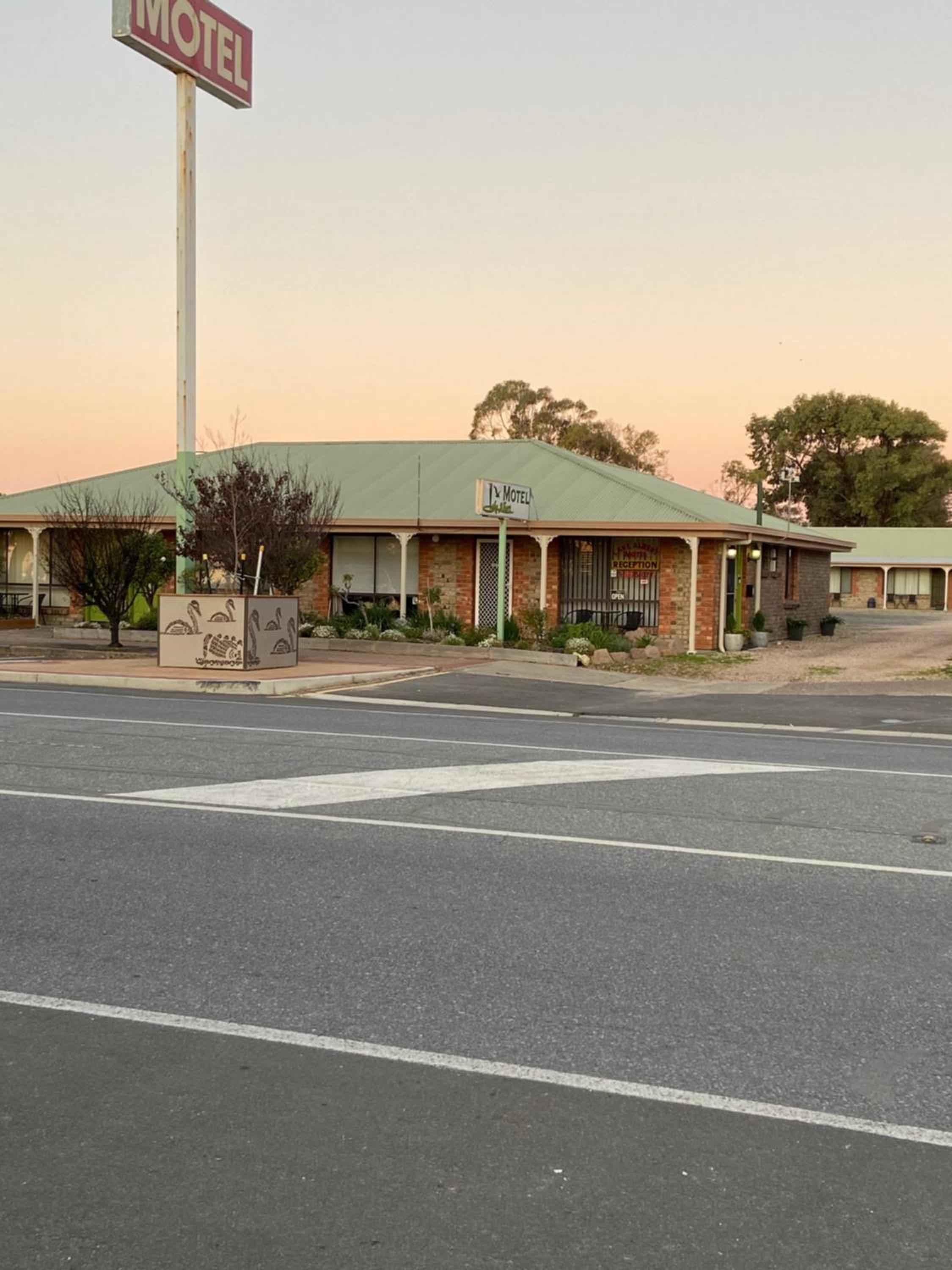 Lake Albert Motel - main view