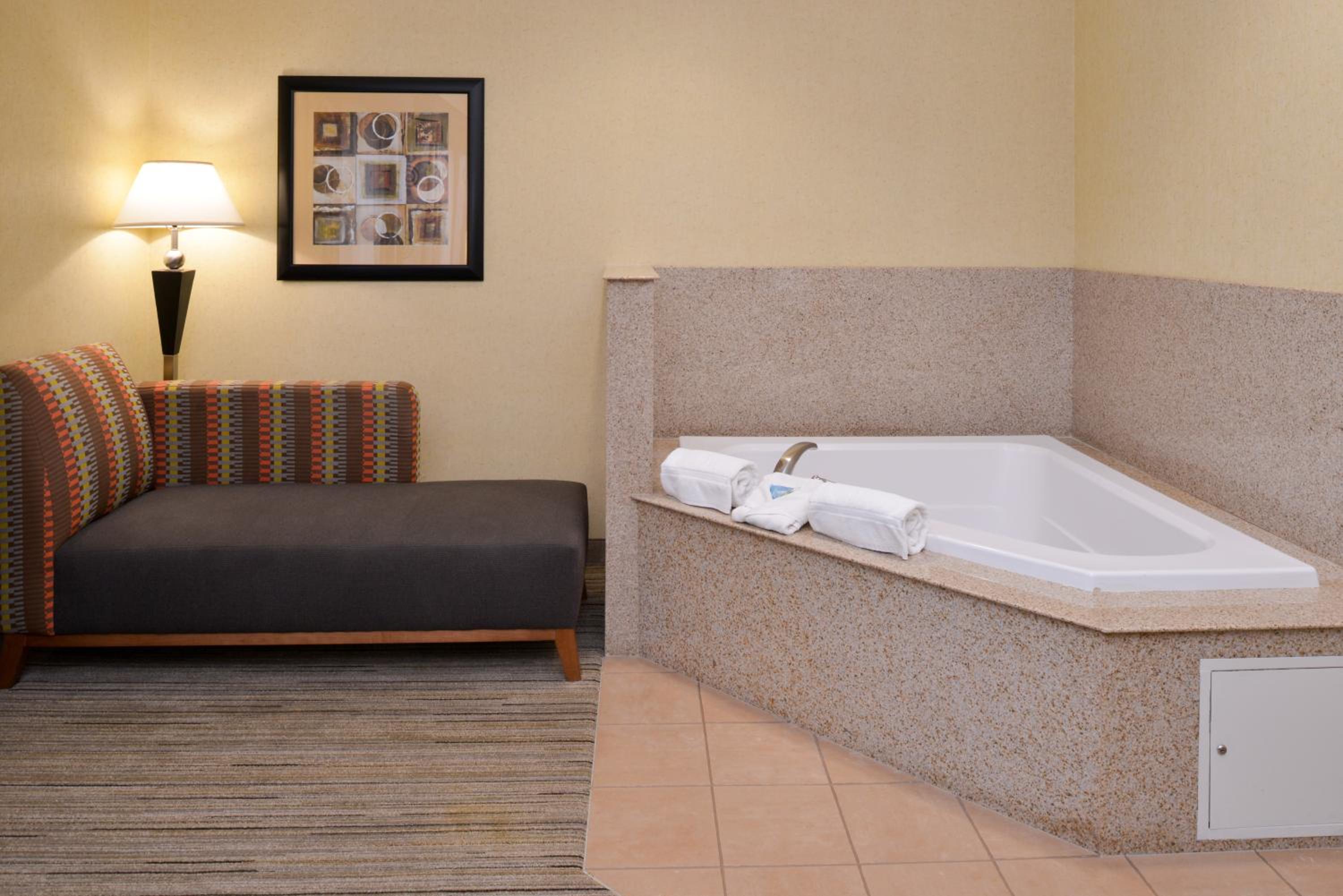 Holiday Inn Express  Suites Nampa - Idaho Center, an IHG Hotel - Property Image 12