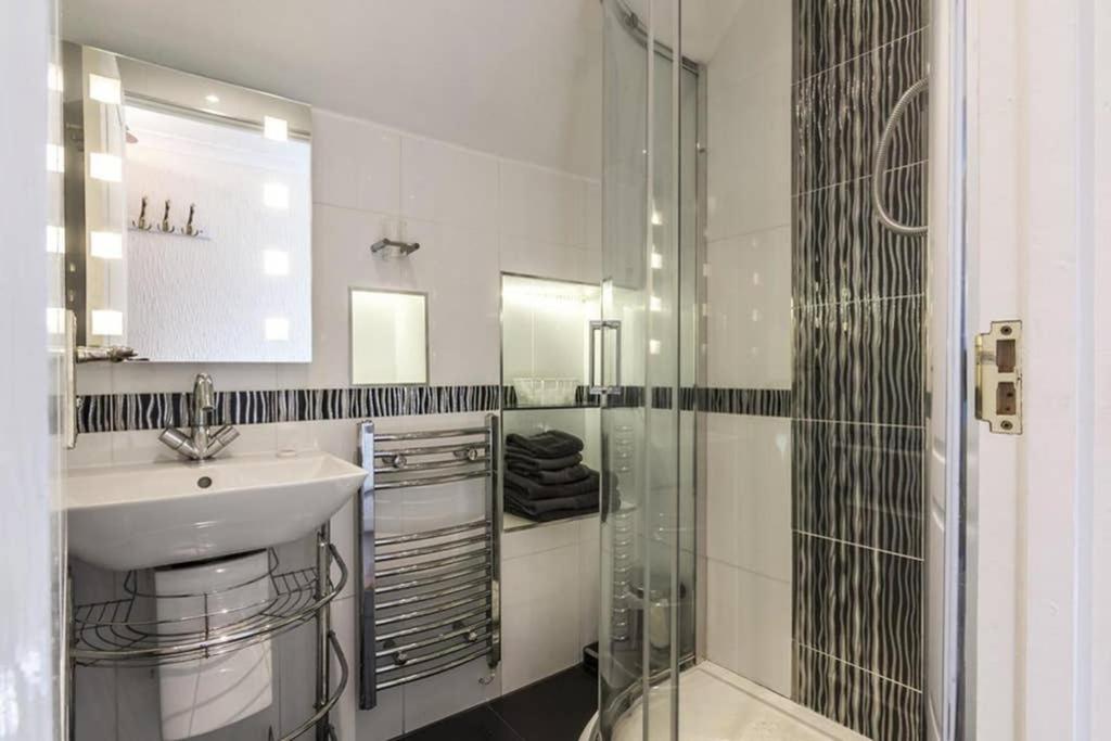 Beautiful apartment with private pool near Tenby