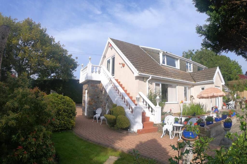 Beautiful apartment with private pool near Tenby