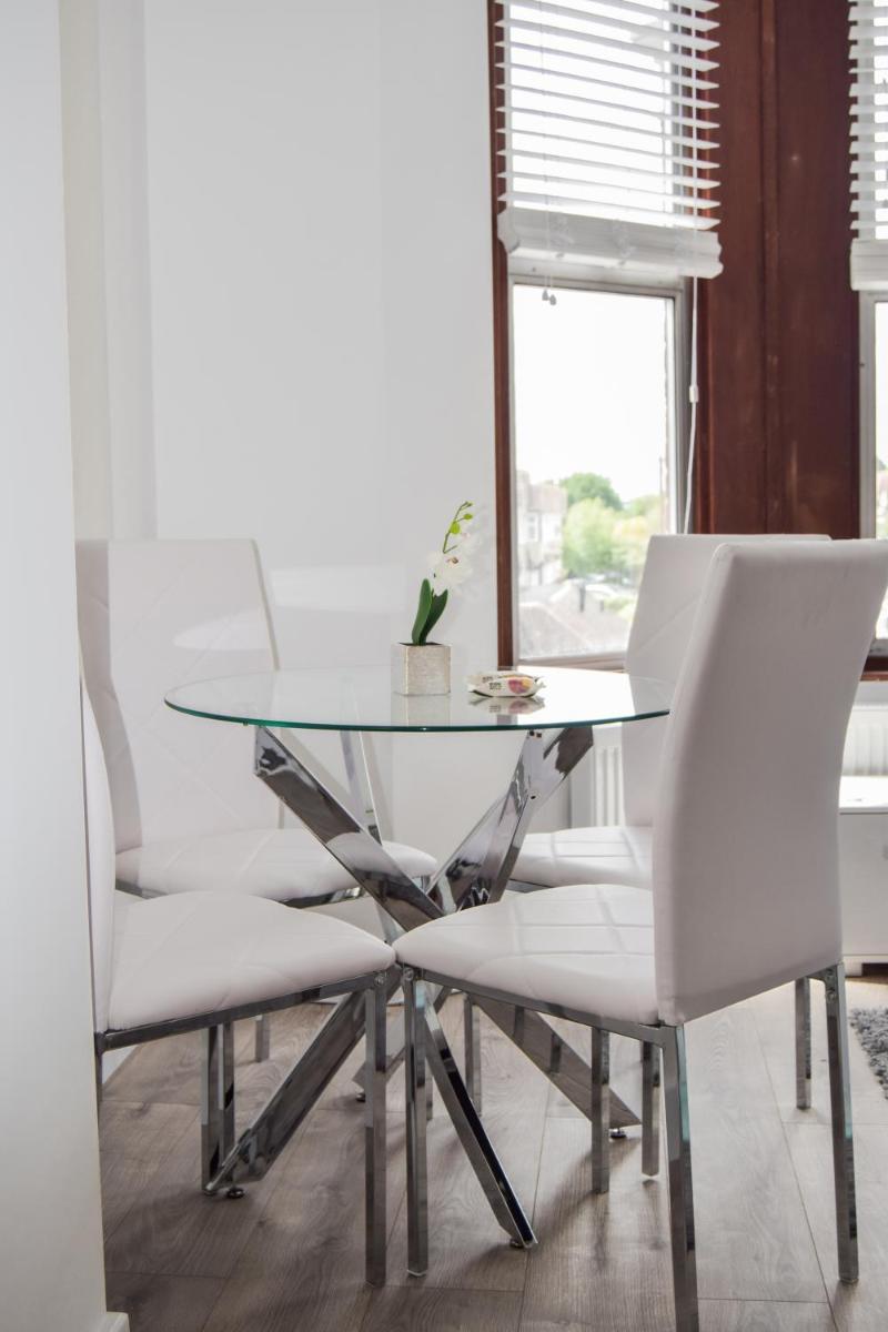 Morland Apartments - Hornchurch view 3