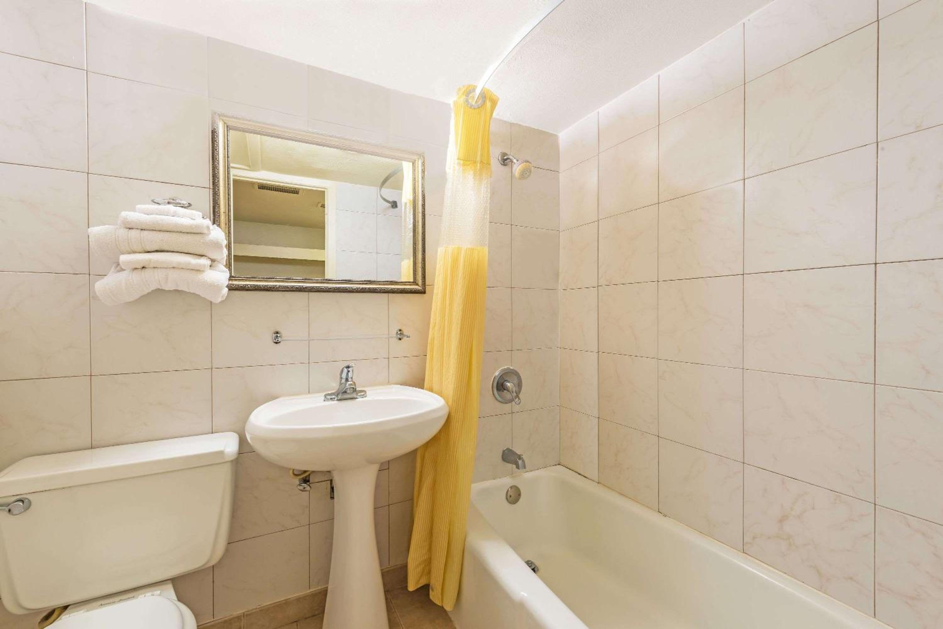 Gainesville Vacations - Days Inn by Wyndham Gainesville - Property Image 16