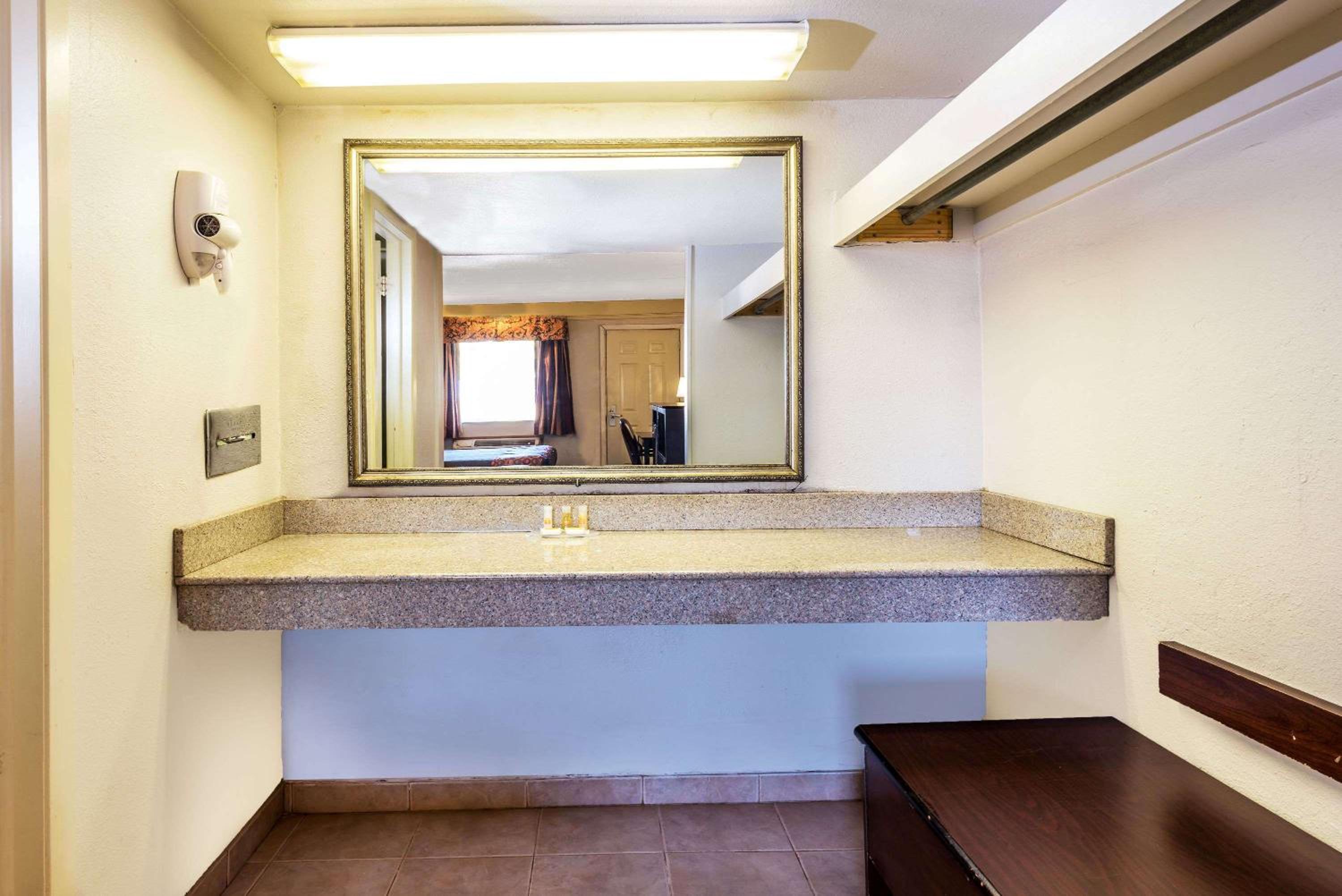 Gainesville Vacations - Days Inn by Wyndham Gainesville - Property Image 15