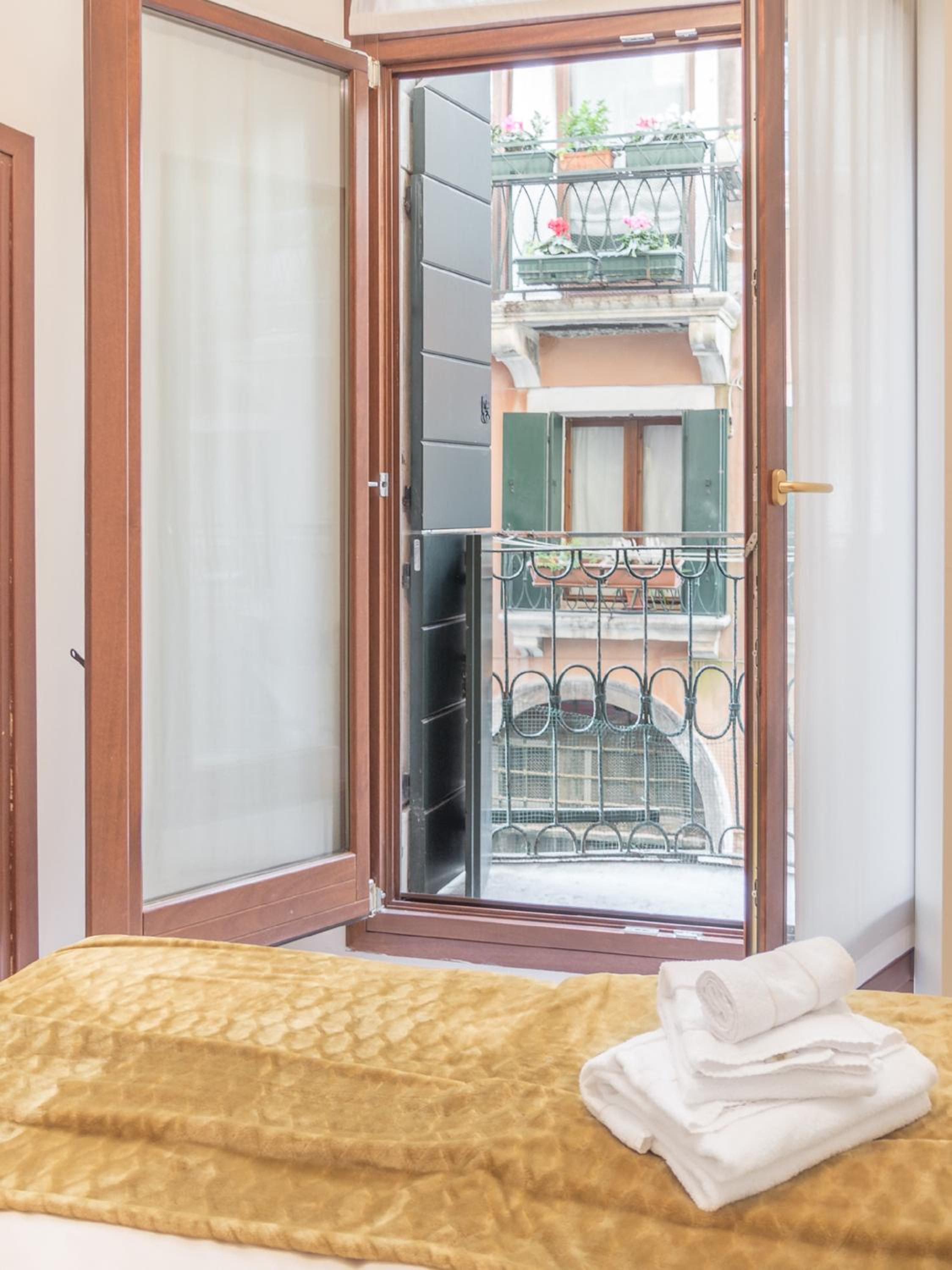 San Polo Canal View Apartments by Wonderful Italy photo 4
