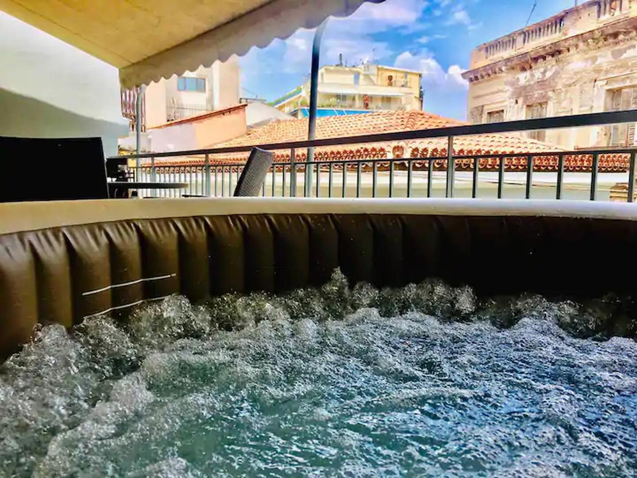 OpenAir HOT TUB/Big Balcony/Great Boutique Apt