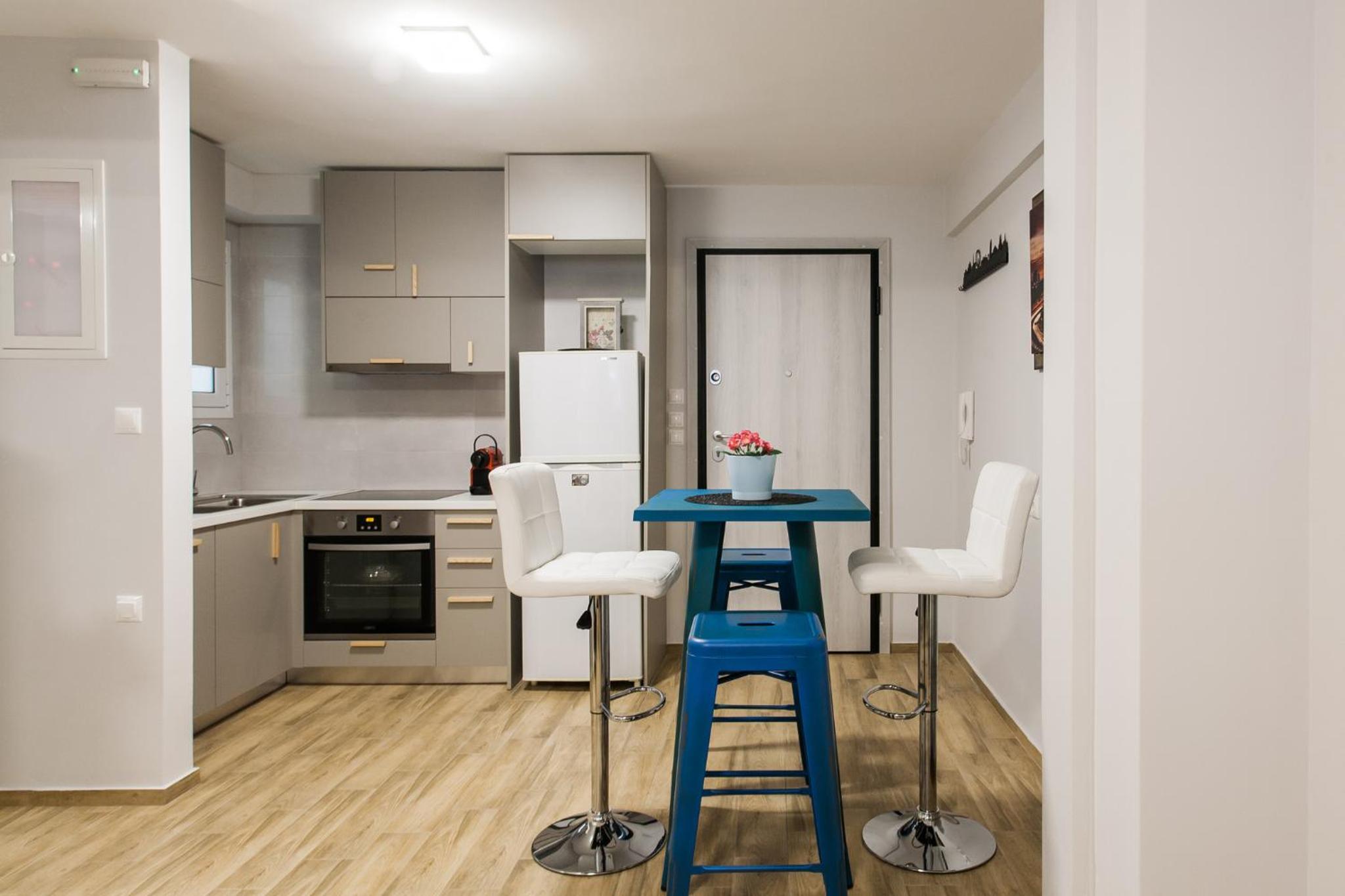 Amazing new Elegant Apt in the shadow of Acropolis (and Netflix)
