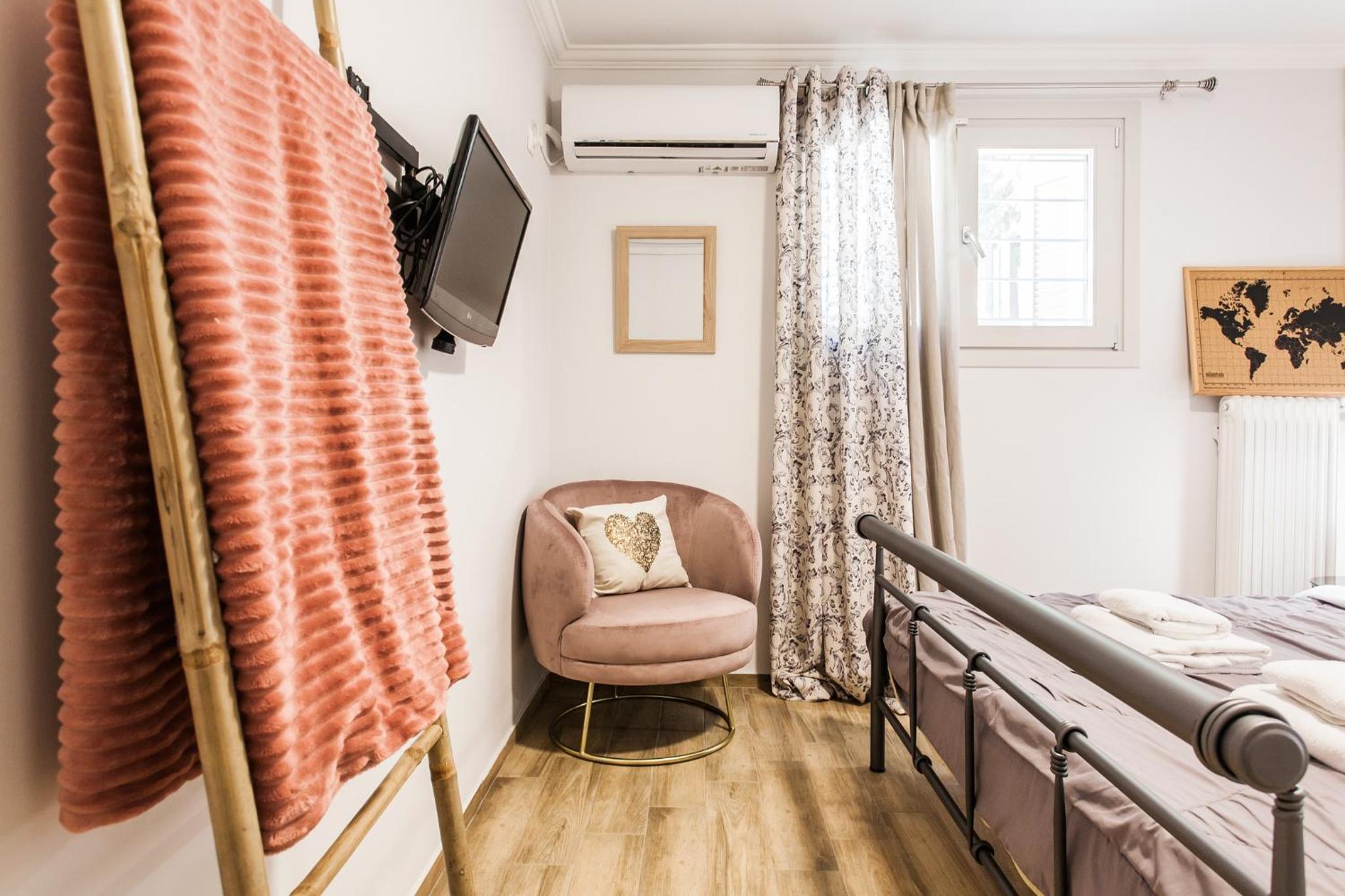 Amazing new Elegant Apt in the shadow of Acropolis (and Netflix)
